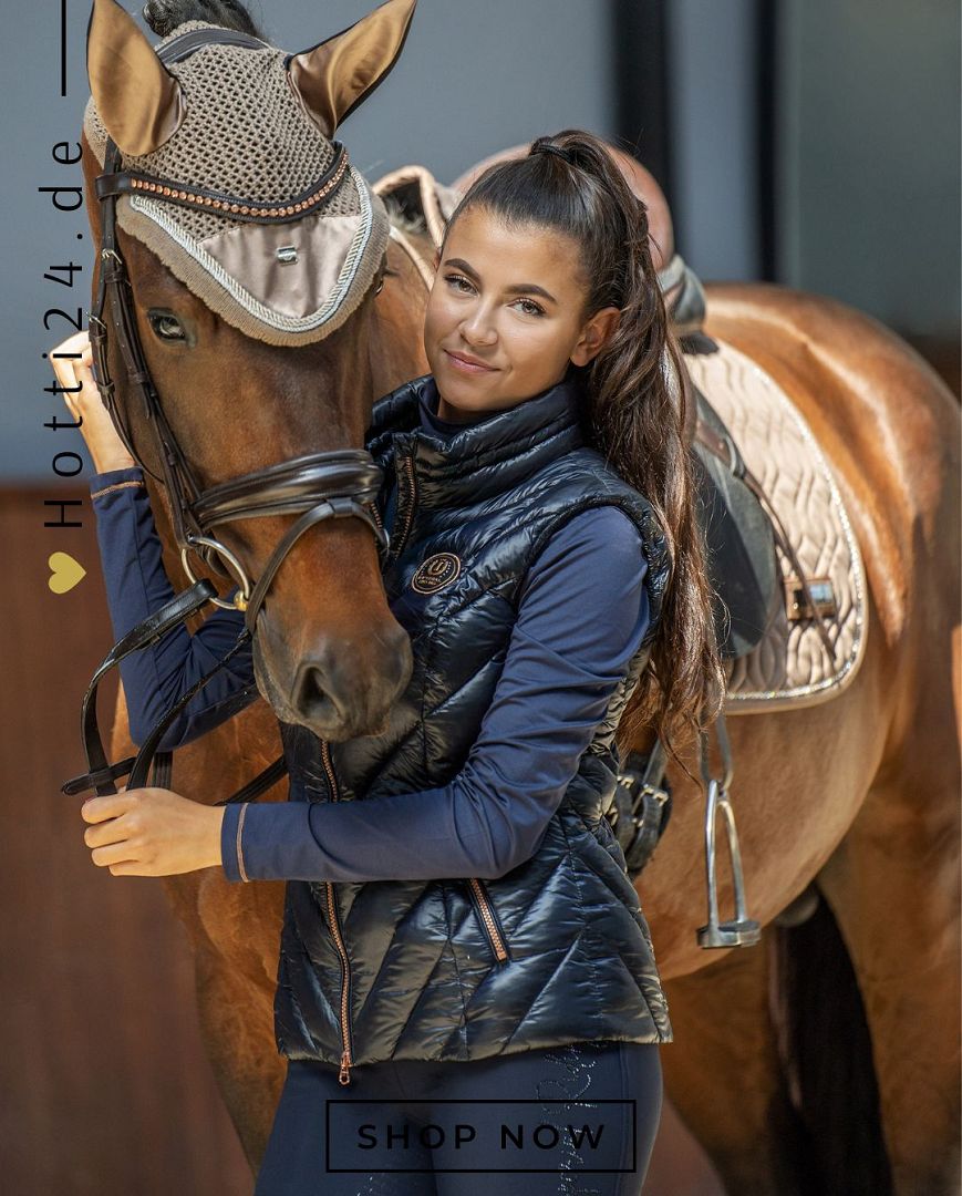 Die Imperial Riding Damen Weste "Cosmic Rider" in Blau (Artikelnummer: KL32322000-5001) ist die perfekte Ergänzung für Reiterinnen, die Stil und Funktionalität schätzen. Diese Weste hält Sie warm und komfortabel, egal ob Sie im Stall arbeiten oder im Sattel sitzen. Mit ihrem ansprechenden Design ist sie ein echter Hingucker. Diese Weste kann auf www.Hotti24.de erworben werden. Gönnen Sie sich diese vielseitige und modische Ergänzung für Ihre Reitgarderobe.