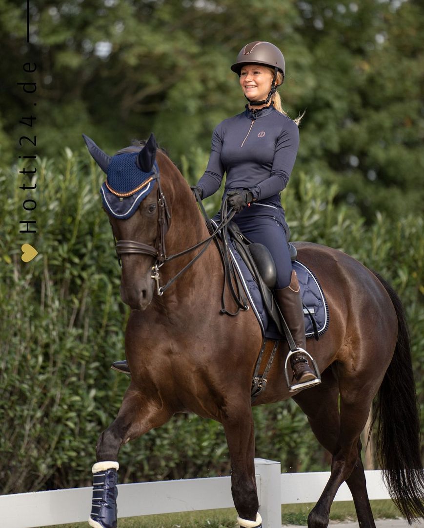 Imperial Riding präsentiert die Dressurschabracke IRH Lovely in der Farbkombination Navy Blau mit der Artikelnummer ZT78122000-5001. Diese Dressurschabracke vereint Stil und Funktionalität und ist ideal für Dressuraktivitäten. Für weitere Informationen und die Möglichkeit zum Kauf besuchen Sie bitte die Website www.Hotti24.de