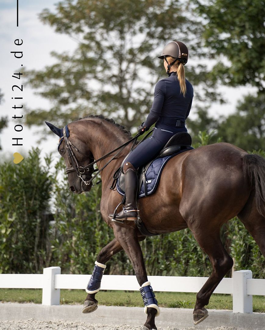 Imperial Riding präsentiert die Dressurschabracke IRH Lovely in der Farbkombination Navy Blau mit der Artikelnummer ZT78122000-5001. Diese Dressurschabracke vereint Stil und Funktionalität und ist ideal für Dressuraktivitäten. Für weitere Informationen und die Möglichkeit zum Kauf besuchen Sie bitte die Website www.Hotti24.de