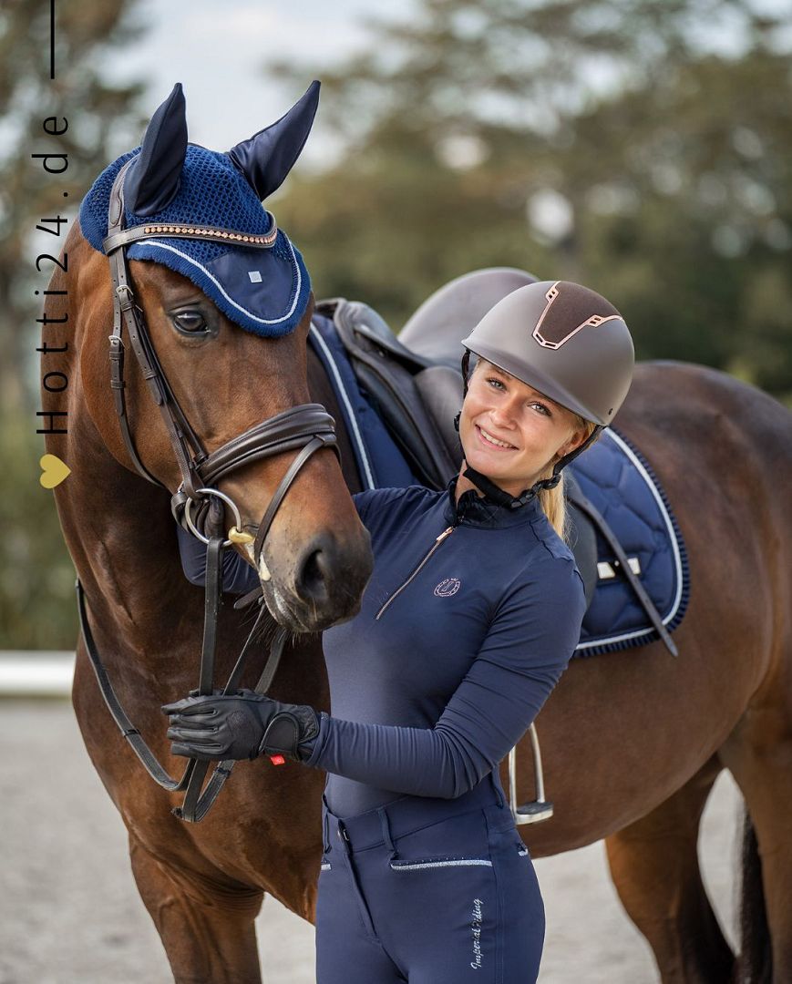 Imperial Riding präsentiert die Dressurschabracke IRH Lovely in der Farbkombination Navy Blau mit der Artikelnummer ZT78122000-5001. Diese Dressurschabracke vereint Stil und Funktionalität und ist ideal für Dressuraktivitäten. Für weitere Informationen und die Möglichkeit zum Kauf besuchen Sie bitte die Website www.Hotti24.de