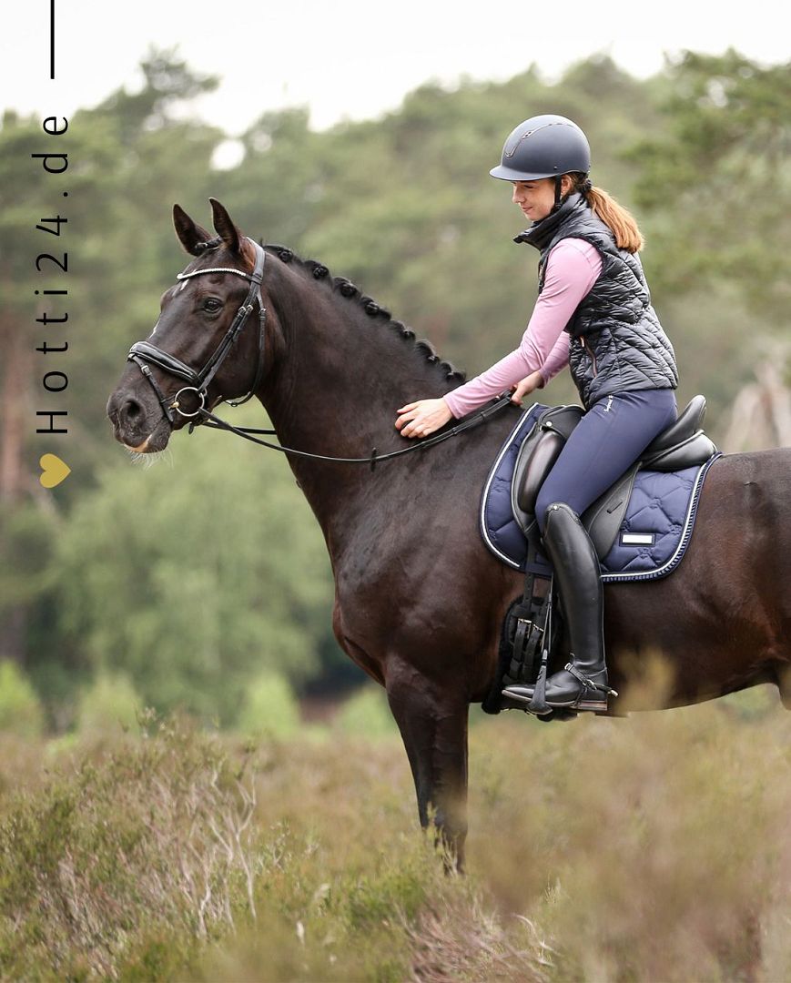 Imperial Riding präsentiert die Dressurschabracke IRH Lovely in der Farbkombination Navy Blau mit der Artikelnummer ZT78122000-5001. Diese Dressurschabracke vereint Stil und Funktionalität und ist ideal für Dressuraktivitäten. Für weitere Informationen und die Möglichkeit zum Kauf besuchen Sie bitte die Website www.Hotti24.de