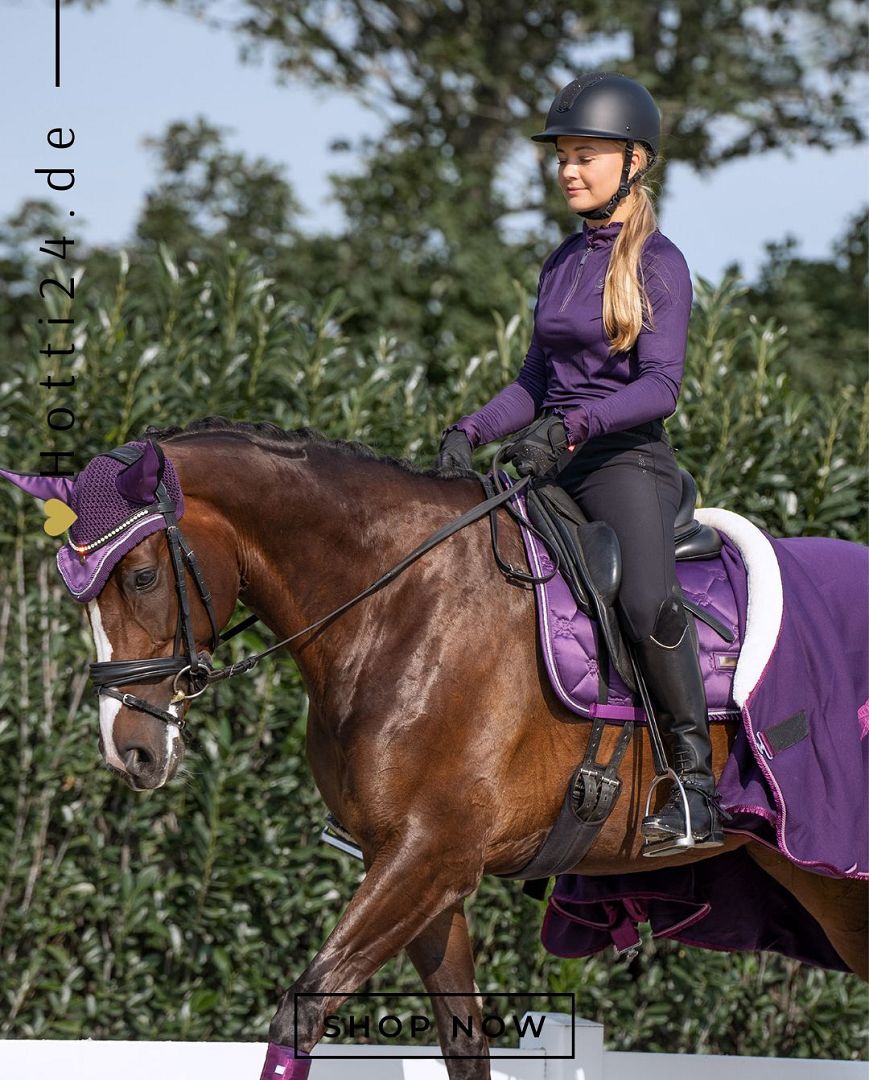 Die Imperial Riding Fleecedecke "Ambient Galaxy" in Lila (Artikelnummer: DE40322003-4060) ist die perfekte Wahl, um Ihr Pferd warm und stylisch zu halten. Diese Decke ist nicht nur funktional, sondern auch ein echter Blickfang. Sie bietet Wärme und Komfort, egal ob im Stall oder auf dem Weg zum Training. Diese Fleecedecke kann auf www.Hotti24.de erworben werden. Gönnen Sie Ihrem Pferd den Luxus und die Wärme, die es verdient, und das in einem trendigen Design.