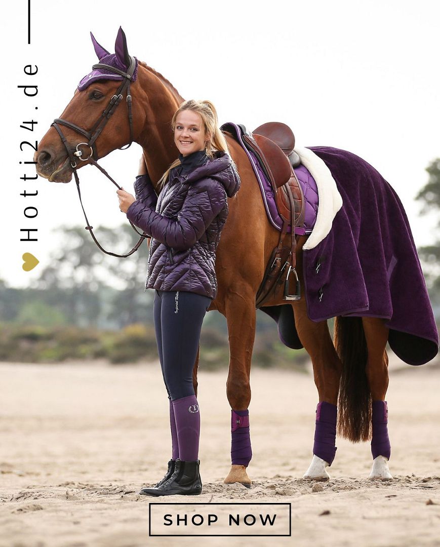 Die Imperial Riding Fleecedecke "Ambient Galaxy" in Lila (Artikelnummer: DE40322003-4060) ist die perfekte Wahl, um Ihr Pferd warm und stylisch zu halten. Diese Decke ist nicht nur funktional, sondern auch ein echter Blickfang. Sie bietet Wärme und Komfort, egal ob im Stall oder auf dem Weg zum Training. Diese Fleecedecke kann auf www.Hotti24.de erworben werden. Gönnen Sie Ihrem Pferd den Luxus und die Wärme, die es verdient, und das in einem trendigen Design.