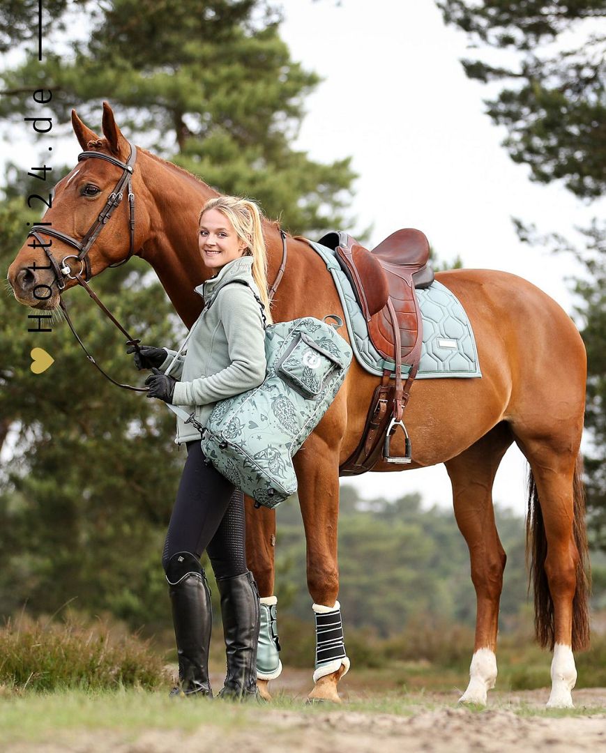 Imperial Riding präsentiert die Fleecejacke Galactic in der Farbe Sage Green mit der Artikelnummer KL31322001-6036. Diese Fleecejacke vereint Stil und Komfort und eignet sich ideal für verschiedene Freizeitaktivitäten. Für weitere Informationen und die Möglichkeit zum Kauf besuchen Sie bitte die Website des Händlers www.Hotti24.de