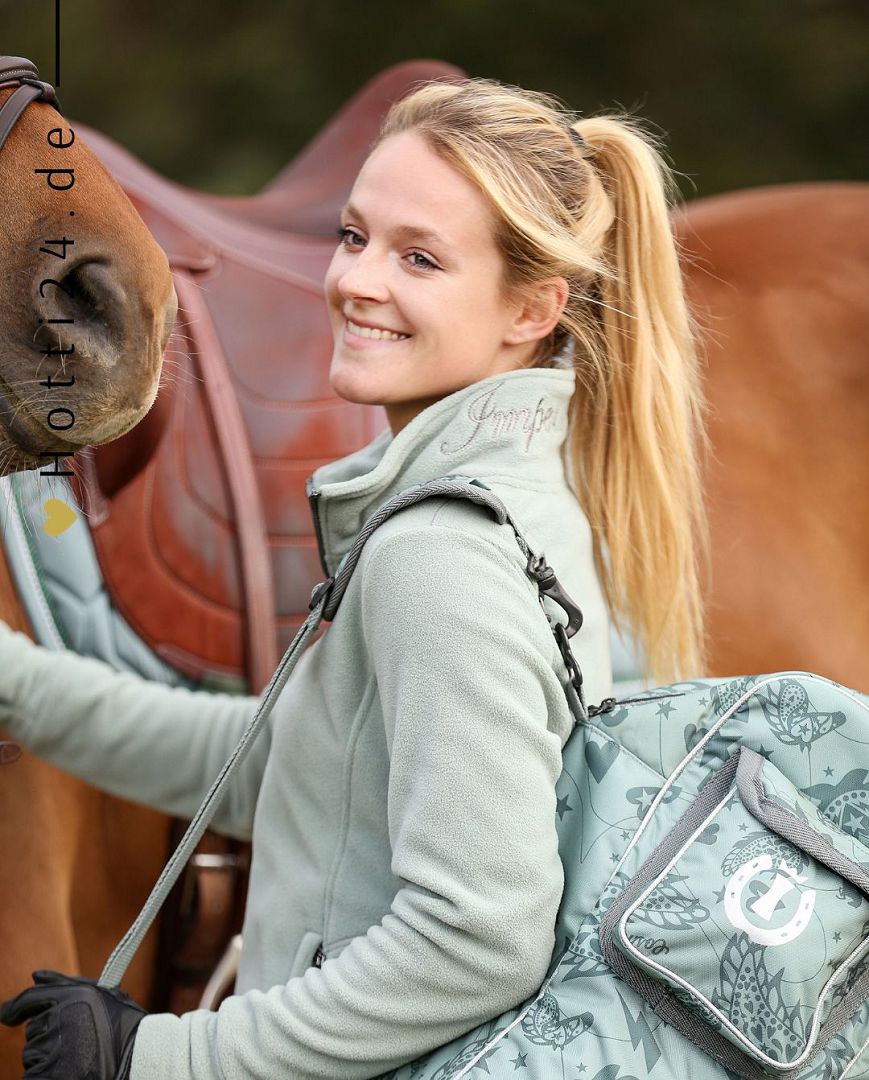 Imperial Riding präsentiert die Fleecejacke Galactic in der Farbe Sage Green mit der Artikelnummer KL31322001-6036. Diese Fleecejacke vereint Stil und Komfort und eignet sich ideal für verschiedene Freizeitaktivitäten. Für weitere Informationen und die Möglichkeit zum Kauf besuchen Sie bitte die Website des Händlers www.Hotti24.de