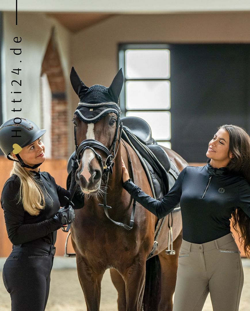 Imperial Riding präsentiert die Fliegenhaube Lovely in der Farbe Schwarz mit der Artikelnummer DE90122000. Diese Fliegenhaube bietet nicht nur Schutz vor lästigen Insekten, sondern setzt auch modische Akzente mit einem ansprechenden Design. Für weitere Informationen und die Möglichkeit zum Kauf besuchen Sie bitte die Website www.Hotti24.de