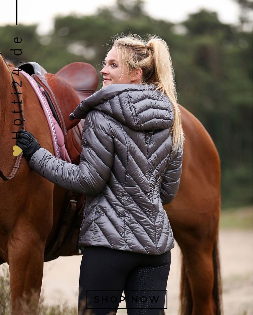 Die Imperial Riding Jacke "Cosmic Rider" in Grau Artikelnummer: KL36322010-7106 ist die ideale Wahl, um stilvoll und funktional auf dem Reiterhof zu sein. Mit ihrem trendigen Design und hochwertigen Materialien hält sie Sie warm und trocken, selbst an kalten und nassen Tagen. Diese Jacke ist ein Muss für jeden Reiter und kann auf www.Hotti24.de erworben werden. Bleiben Sie warm und modisch, egal bei welchem Wetter.