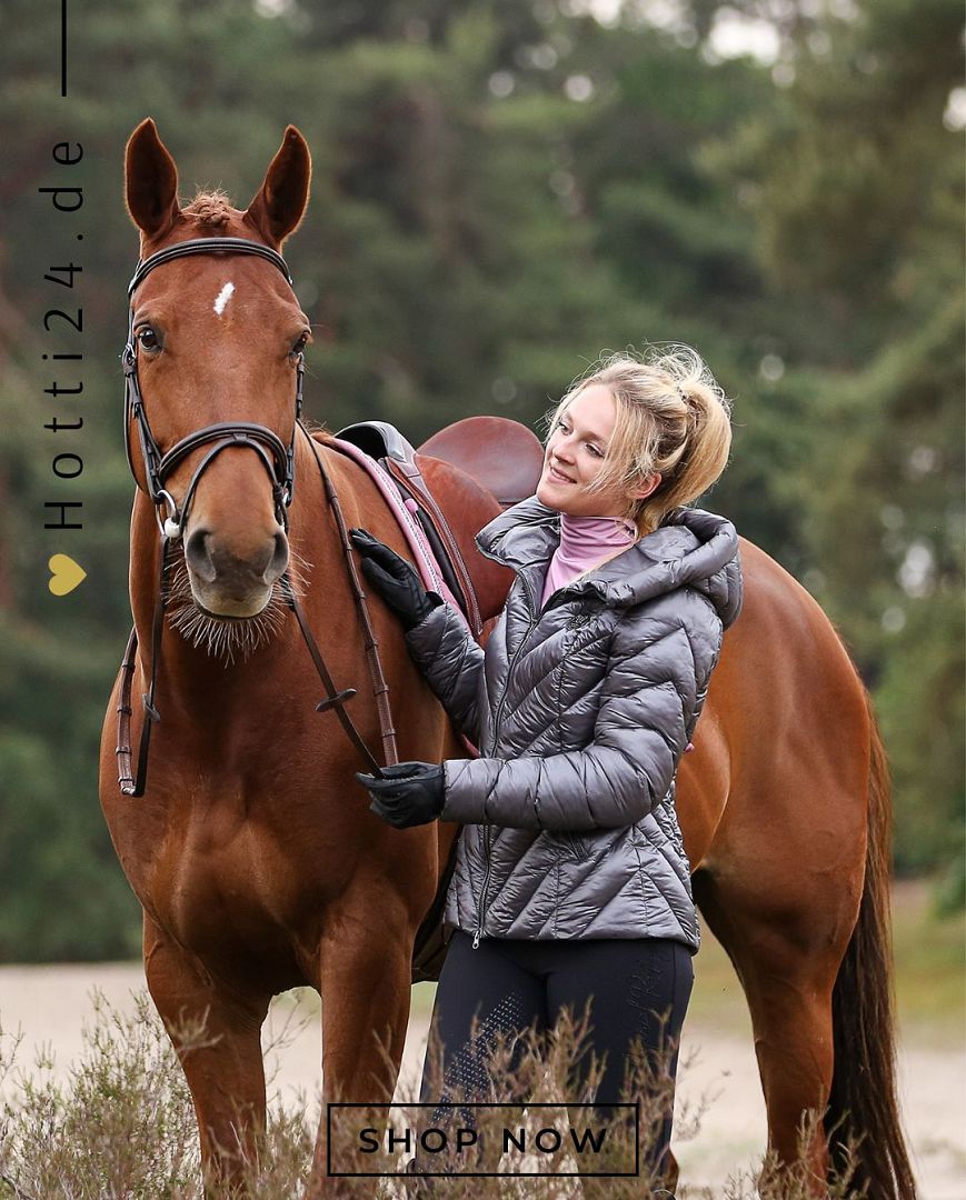 Die Imperial Riding Jacke "Cosmic Rider" in Grau Artikelnummer: KL36322010-7106 ist die ideale Wahl, um stilvoll und funktional auf dem Reiterhof zu sein. Mit ihrem trendigen Design und hochwertigen Materialien hält sie Sie warm und trocken, selbst an kalten und nassen Tagen. Diese Jacke ist ein Muss für jeden Reiter und kann auf www.Hotti24.de erworben werden. Bleiben Sie warm und modisch, egal bei welchem Wetter.