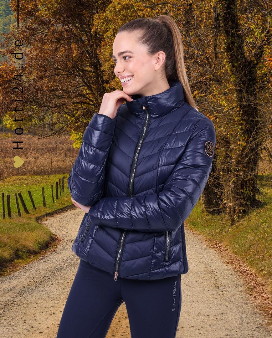 Imperial Riding präsentiert die Jacke Never Dull in der Farbe Navy mit der Artikelnummer KL36322006-5001. Diese Jacke kombiniert Stil und Funktionalität und ist ideal für verschiedene Aktivitäten. Für weitere Informationen und die Möglichkeit zum Kauf besuchen Sie bitte die Website des Händlers www.Hotti24.de