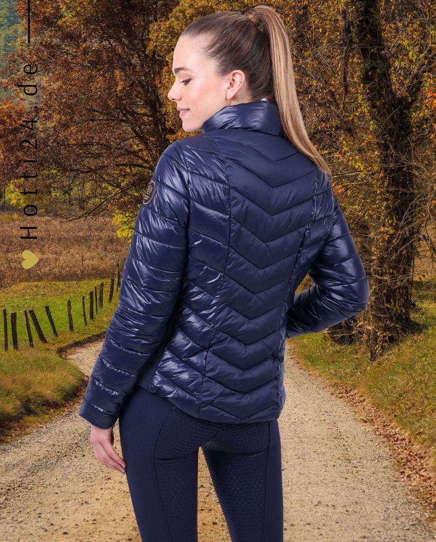 Imperial Riding präsentiert die Jacke Never Dull in der Farbe Navy mit der Artikelnummer KL36322006-5001. Diese Jacke kombiniert Stil und Funktionalität und ist ideal für verschiedene Aktivitäten. Für weitere Informationen und die Möglichkeit zum Kauf besuchen Sie bitte die Website des Händlers www.Hotti24.de