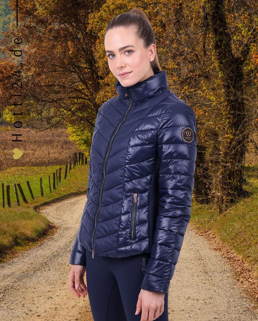 Imperial Riding präsentiert die Jacke Never Dull in der Farbe Navy mit der Artikelnummer KL36322006-5001. Diese Jacke kombiniert Stil und Funktionalität und ist ideal für verschiedene Aktivitäten. Für weitere Informationen und die Möglichkeit zum Kauf besuchen Sie bitte die Website des Händlers www.Hotti24.de