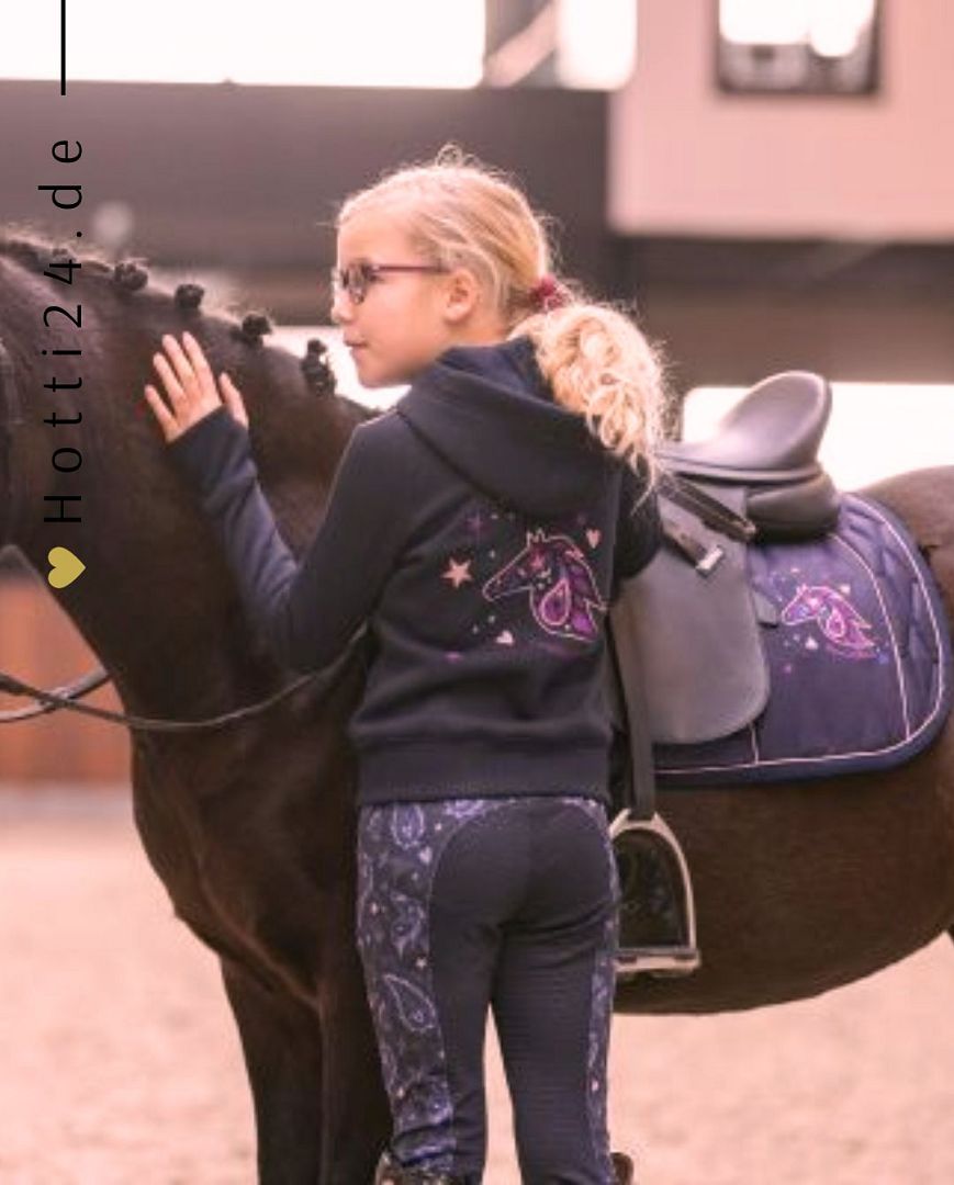 Imperial Riding präsentiert die Kinder-Kapuzenjacke Glorious mit der Artikelnummer KL34322001-5001. Diese Jacke vereint Stil und Komfort und ist speziell für junge Reiterinnen und Reiter konzipiert. Die Kapuzenjacke ist ideal für verschiedene Freizeitaktivitäten. Für weitere Informationen und die Möglichkeit zum Kauf besuchen Sie bitte die Website des Händlers www.Hotti24.de