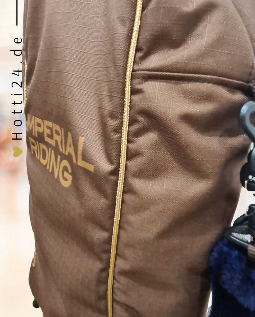 Imperial Riding präsentiert die Stiefeltasche Classic in der Farbe Walnut mit der Artikelnummer LA90121002-8030. Diese Stiefeltasche bietet eine stilvolle und praktische Lösung für den Transport und die Aufbewahrung von Reitstiefeln. Für weitere Informationen und die Möglichkeit zum Kauf besuchen Sie bitte die Website www.Hotti24.de.