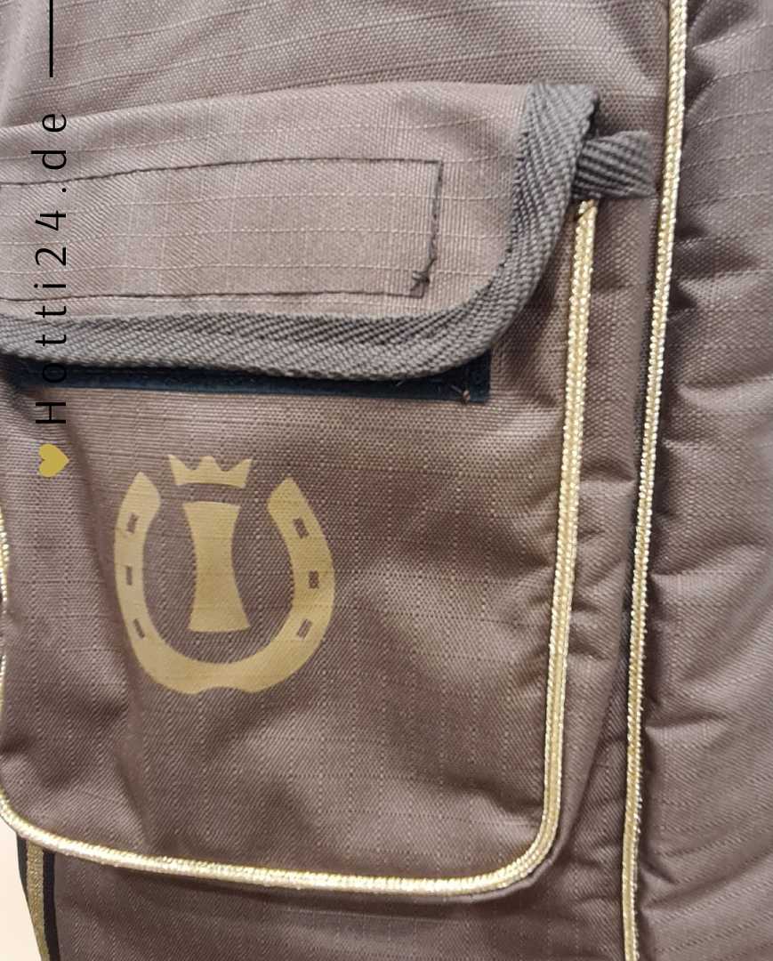 Imperial Riding präsentiert die Stiefeltasche Classic in der Farbe Walnut mit der Artikelnummer LA90121002-8030. Diese Stiefeltasche bietet eine stilvolle und praktische Lösung für den Transport und die Aufbewahrung von Reitstiefeln. Für weitere Informationen und die Möglichkeit zum Kauf besuchen Sie bitte die Website www.Hotti24.de.