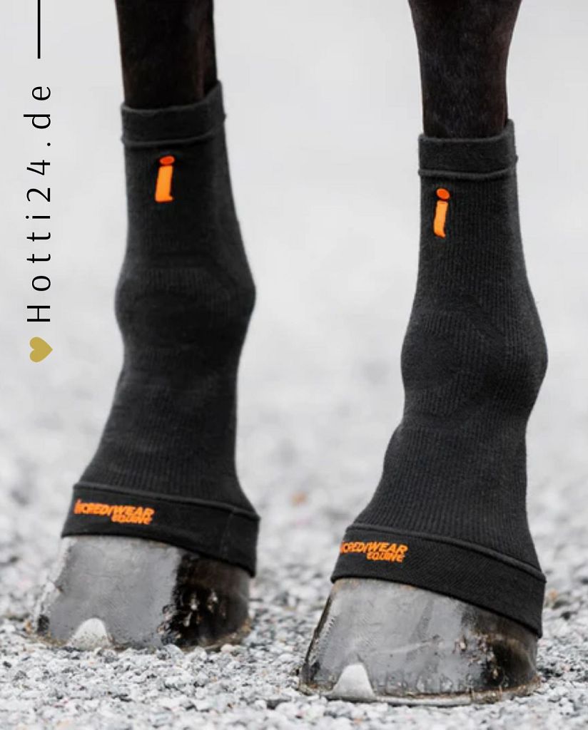 incrediwear equine »pferde hoof socks 2er set Artikelnummer ESS-12-005. Mindert das Risiko von Verletzungen, Körpereigene Bekämpfung von Entzündungen, Verbesserter Nährstoff- und Sauerstofftransport, Verkürzte die Erholungs- und Regenerationszeiten, Schnelleres Abklingen von Schwellungen & Prellungen. Erhältlich unter www.Hotti24.de