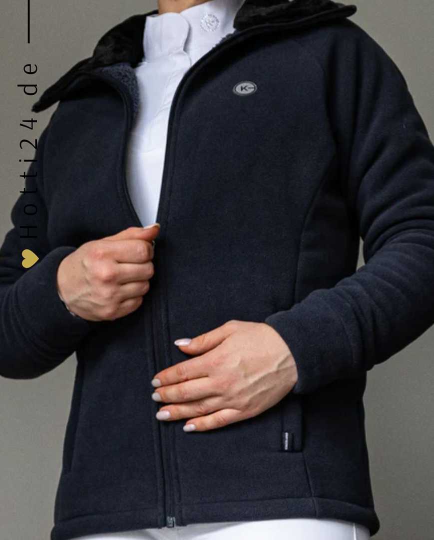 Die Kingsland Damen-Fleecejacke "Georgie" in Blau mit der Artikelnummer 2340183403-6020 ist eine hochwertige und stilvolle Fleecejacke für Damen. Solche Fleecejacken sind oft für ihre Wärme, Komfort und Vielseitigkeit beliebt und eignen sich gut für den Reitsport sowie für den alltäglichen Gebrauch, erhältlich unter www.Hotti24.de