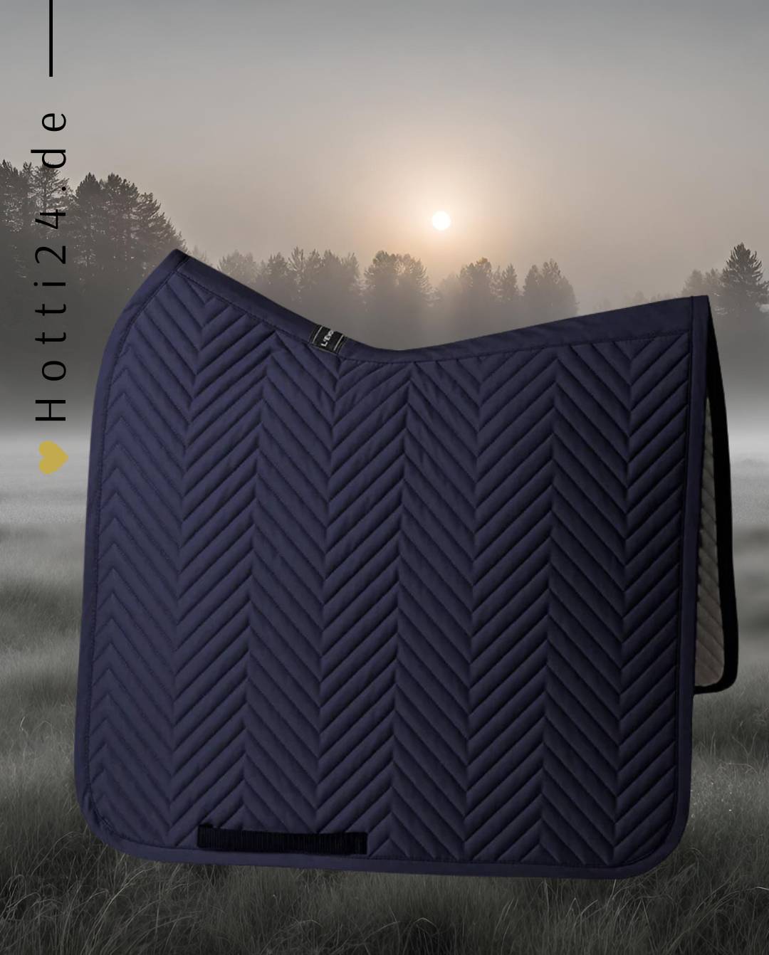 L'Evoine »Pferde Dressurschabracke Baumwolle Midnight Blau, bietet die perfekte Kombination aus Komfort und Funktionalität für dein Dressurtraining. Mit ihrer guten Stoßdämpfung und der hochwertigen Fischgräten Steppung Artikelnummer 302co700 erhältlich bei www.Hotti24.de