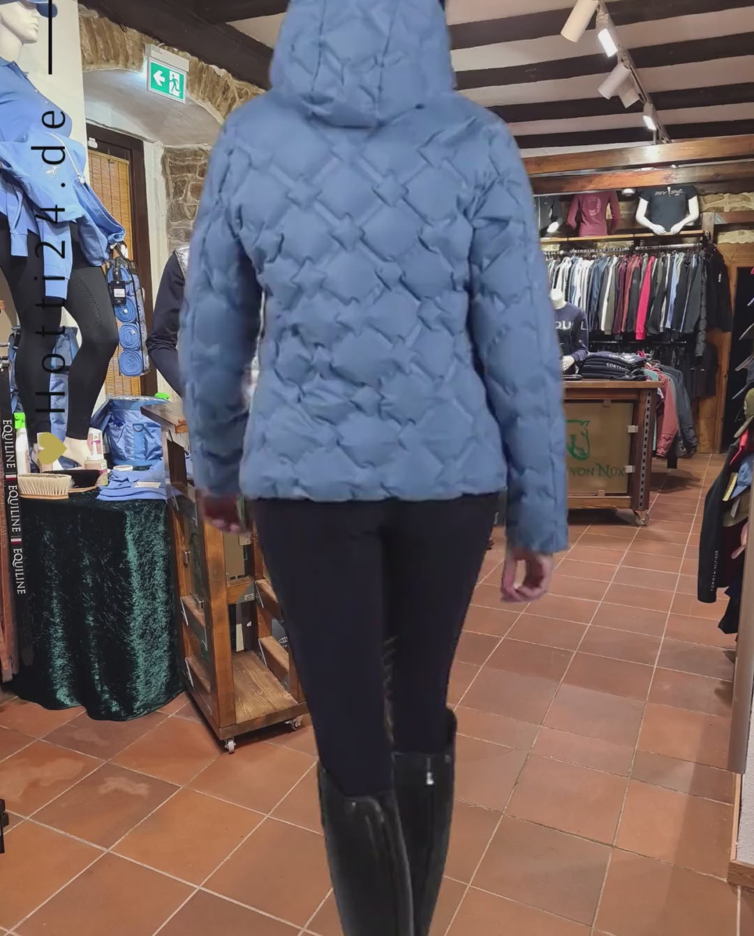 Die vorliegende Datei enthält Informationen über die Damen Daunenjacke "Cedoc" von EQUILINE in der Farbe Blau mit der Artikelnummer ew123pq10731-423. Diese Daunenjacke wurde speziell entwickelt, um Damen in der kalten Jahreszeit warm und stilvoll zu halten. Die Jacke bietet hervorragende Isolierung und Komfort, ideal für winterliche Aktivitäten. Sie kann auf der Website www.hotti24.de erworben werden.