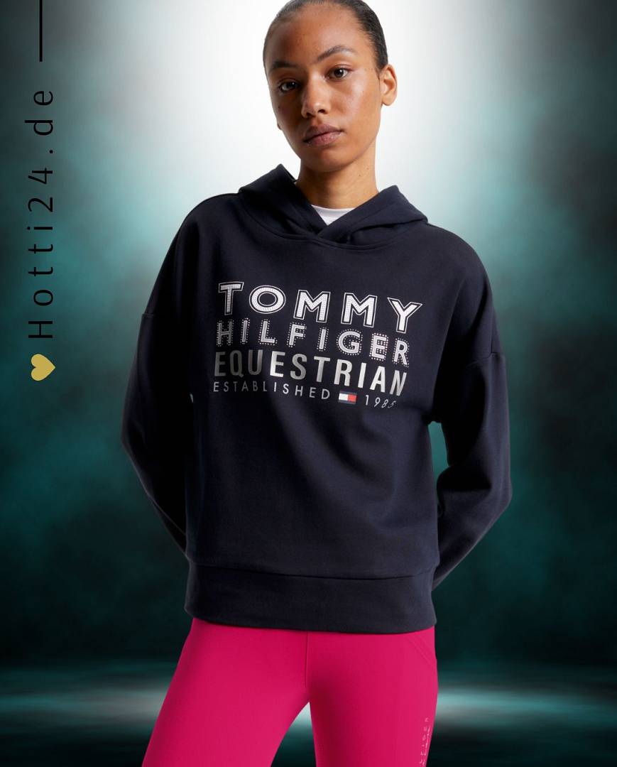 Damen-Hoodie von Tommy Hilfiger mit der Bezeichnung "Paris TH08WHOO441-004" in der Farbe Blau. Dieser Hoodie ist auf der Webseite www.hotti24.de erhältlich. Er wurde speziell für Damen entworfen, um Stil und Komfort zu bieten.  Zusätzlich sind in der Datei Bilder des Hoodies aus verschiedenen Blickwinkeln enthalten: von vorne, von der Seite und von hinten