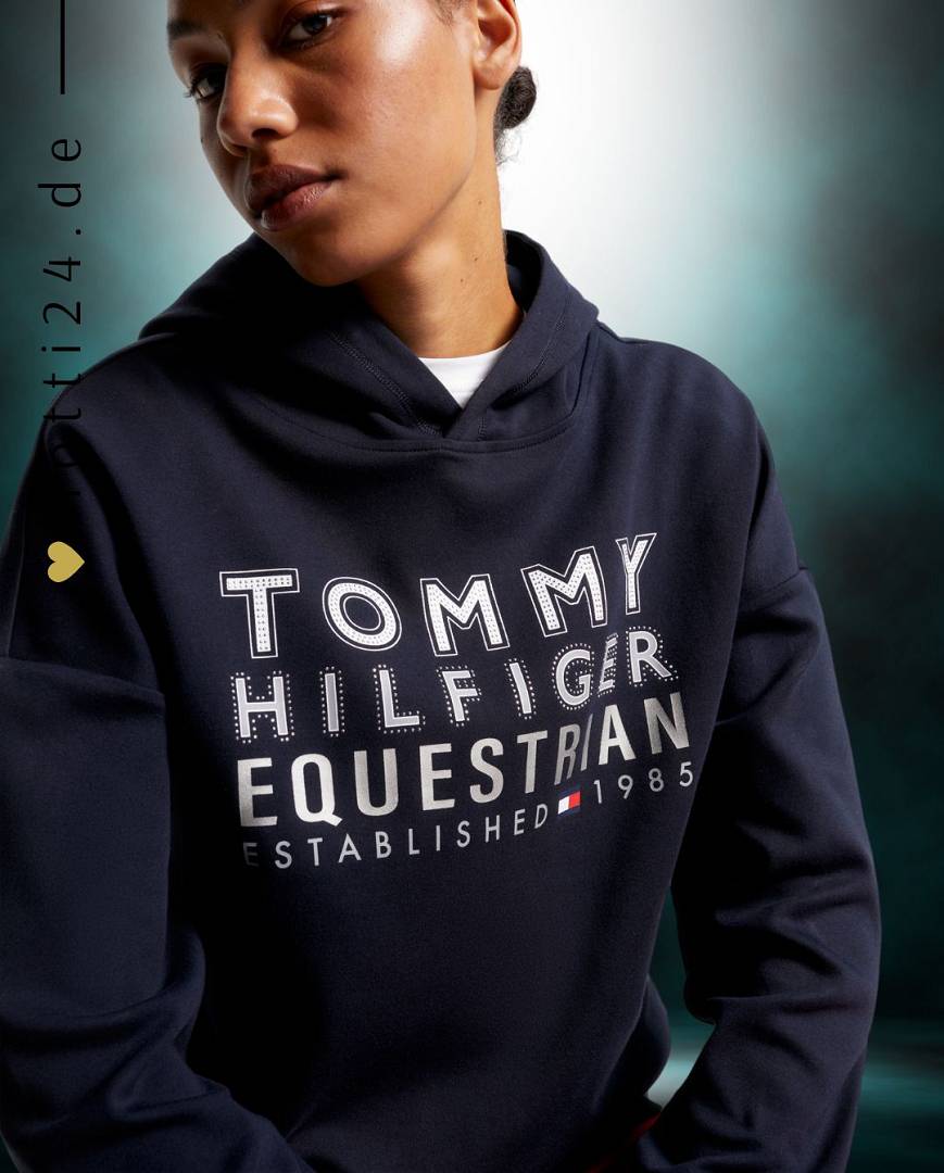 Damen-Hoodie von Tommy Hilfiger mit der Bezeichnung "Paris TH08WHOO441-004" in der Farbe Blau. Dieser Hoodie ist auf der Webseite www.hotti24.de erhältlich. Er wurde speziell für Damen entworfen, um Stil und Komfort zu bieten.  Zusätzlich sind in der Datei Bilder des Hoodies aus verschiedenen Blickwinkeln enthalten: von vorne, von der Seite und von hinten