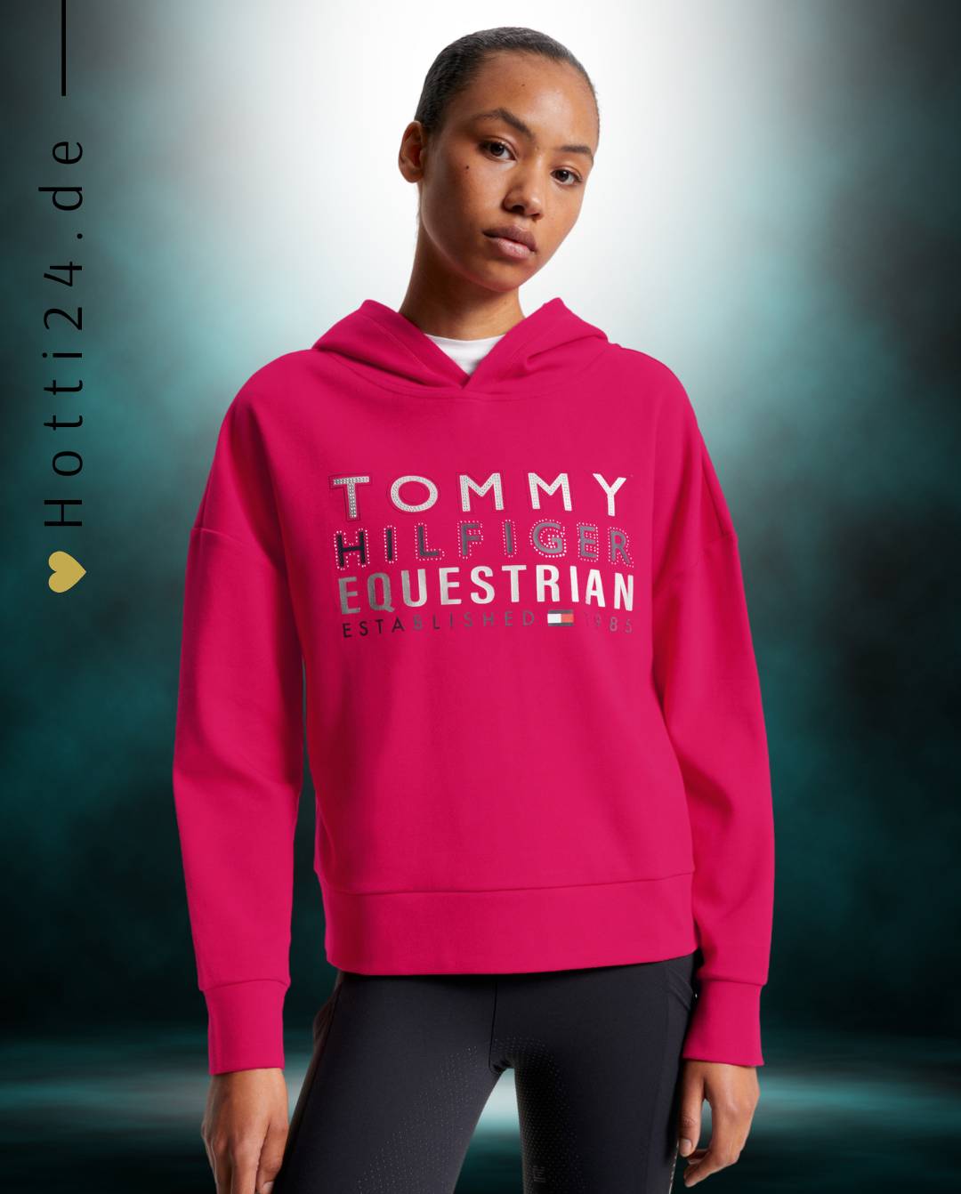 Damen-Hoodie von Tommy Hilfiger mit der Bezeichnung "Hoodie Paris TH08WHOO441-040" in der Farbe Pink. Dieser Hoodie ist auf der Webseite www.hotti24.de erhältlich. Er wurde speziell für Damen entworfen, um sowohl Stil als auch Komfort zu bieten.  Zusätzlich sind in der Datei Bilder des Hoodies aus verschiedenen Blickwinkeln enthalten: von vorne, von der Seite und von hinten. 