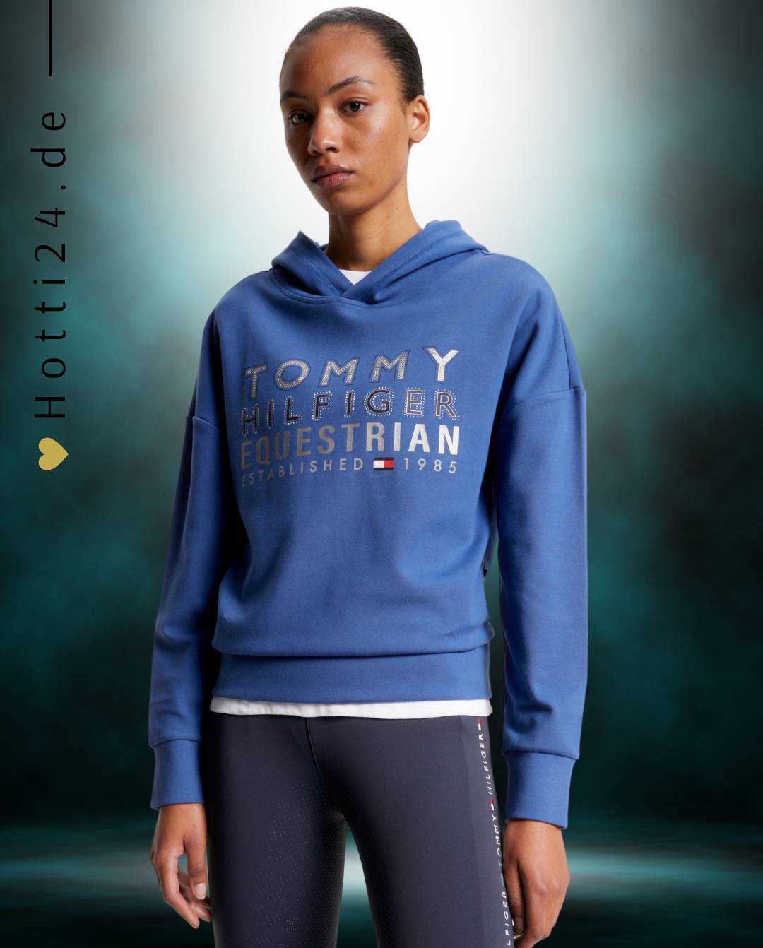 Damen-Hoodie von Tommy Hilfiger mit der Bezeichnung "Hoodie Paris TH08WHOO441-041" in der Farbe Blau. Dieser Hoodie ist auf der Webseite www.hotti24.de erhältlich. Er wurde speziell für Damen entworfen, um sowohl Stil als auch Komfort zu bieten.  Zusätzlich sind in der Datei Bilder des Hoodies aus verschiedenen Blickwinkeln enthalten: von vorne, von der Seite und von hinten. 