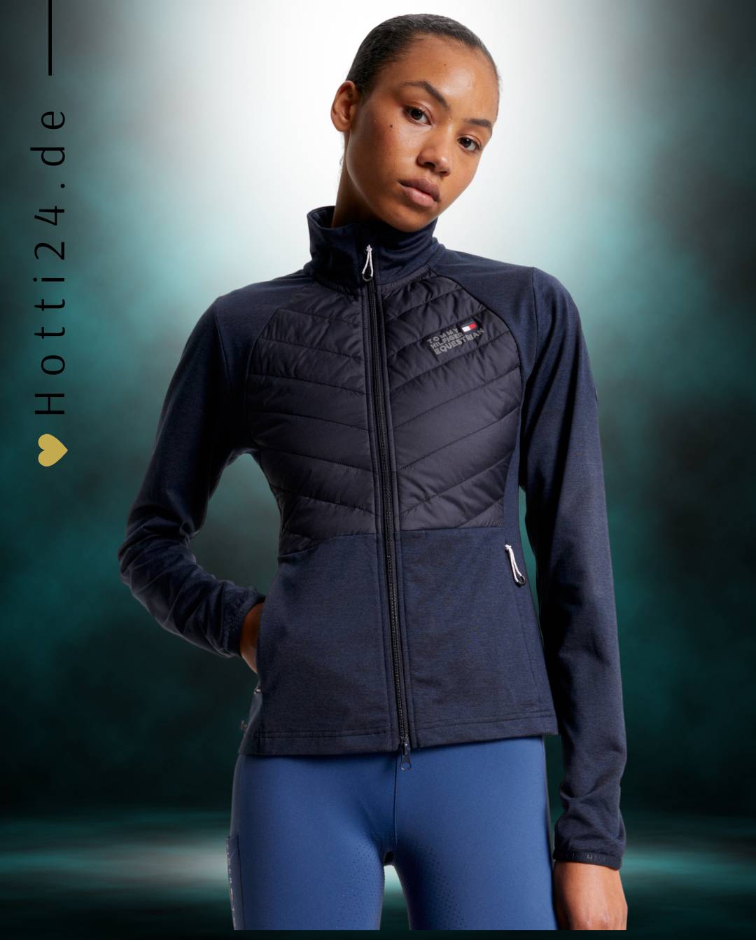 Damen-Hybridjacke von Tommy Hilfiger mit der Bezeichnung "Hybridjacke TH08WJAC454-004" in der Farbe Blau. Diese Hybridjacke ist auf der Webseite www.hotti24.de erhältlich. Sie wurde speziell für Damen entworfen, um sowohl Stil als auch Funktionalität zu bieten.  Zusätzlich sind in der Datei Bilder der Hybridjacke aus verschiedenen Blickwinkeln enthalten: von vorne, von der Seite und von hinten. 