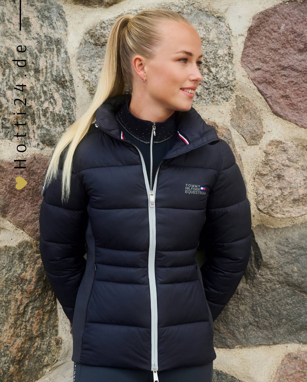 Damen-Jacke von Tommy Hilfiger mit der Bezeichnung "Puffer TH08WJAC599-004" in der Farbe Blau. Diese Jacke ist auf der Webseite www.hotti24.de erhältlich. Sie wurde speziell für Damen entworfen, um sowohl Stil als auch Wärme zu bieten.  Zusätzlich sind in der Datei Bilder der Jacke aus verschiedenen Blickwinkeln enthalten: von vorne, von der Seite und von hinten. 