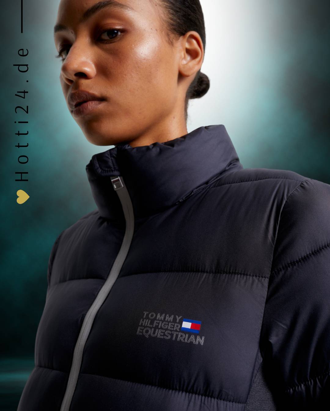 Damen-Jacke von Tommy Hilfiger mit der Bezeichnung "Puffer TH08WJAC599-004" in der Farbe Blau. Diese Jacke ist auf der Webseite www.hotti24.de erhältlich. Sie wurde speziell für Damen entworfen, um sowohl Stil als auch Wärme zu bieten.  Zusätzlich sind in der Datei Bilder der Jacke aus verschiedenen Blickwinkeln enthalten: von vorne, von der Seite und von hinten. 