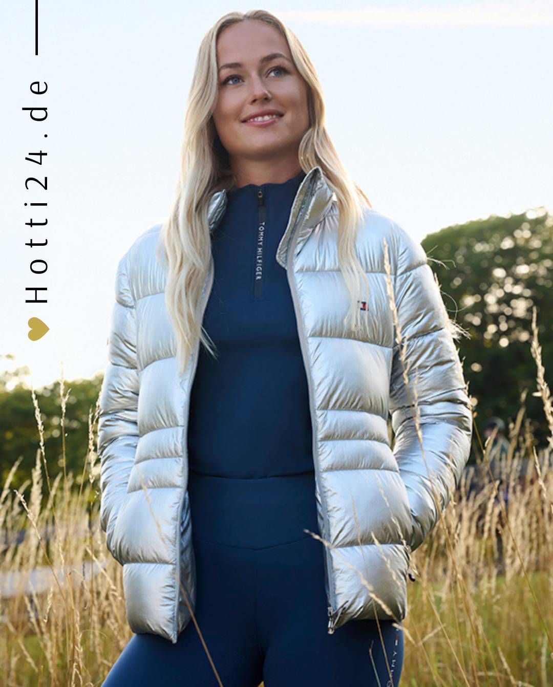 amen-Jacke von Tommy Hilfiger mit der Bezeichnung "Puffer TH08WJAC599-044" in der Farbe Silber. Diese Jacke ist auf der Webseite www.hotti24.de erhältlich. Sie wurde speziell für Damen entworfen, um sowohl Stil als auch Wärme zu bieten.  Zusätzlich sind in der Datei Bilder der Jacke aus verschiedenen Blickwinkeln enthalten: von vorne, von der Seite und von hinten. 