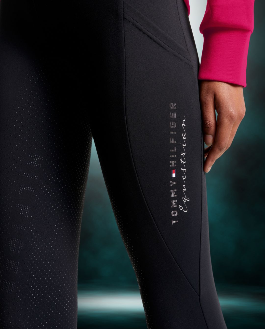 Damen-Reitleggings von Tommy Hilfiger mit der Bezeichnung "Monaco Fullgrip TH08WFLE463-003" in der Farbe Schwarz. Diese Reitleggings sind auf der Webseite www.hotti24.de erhältlich. Sie wurden speziell für Damen entworfen und verfügen über Fullgrip-Elemente, die zusätzlichen Halt während des Reitens bieten sollen.  Zusätzlich sind in der Datei Bilder der Reitleggings aus verschiedenen Blickwinkeln enthalten: von vorne, von der Seite und von hinten