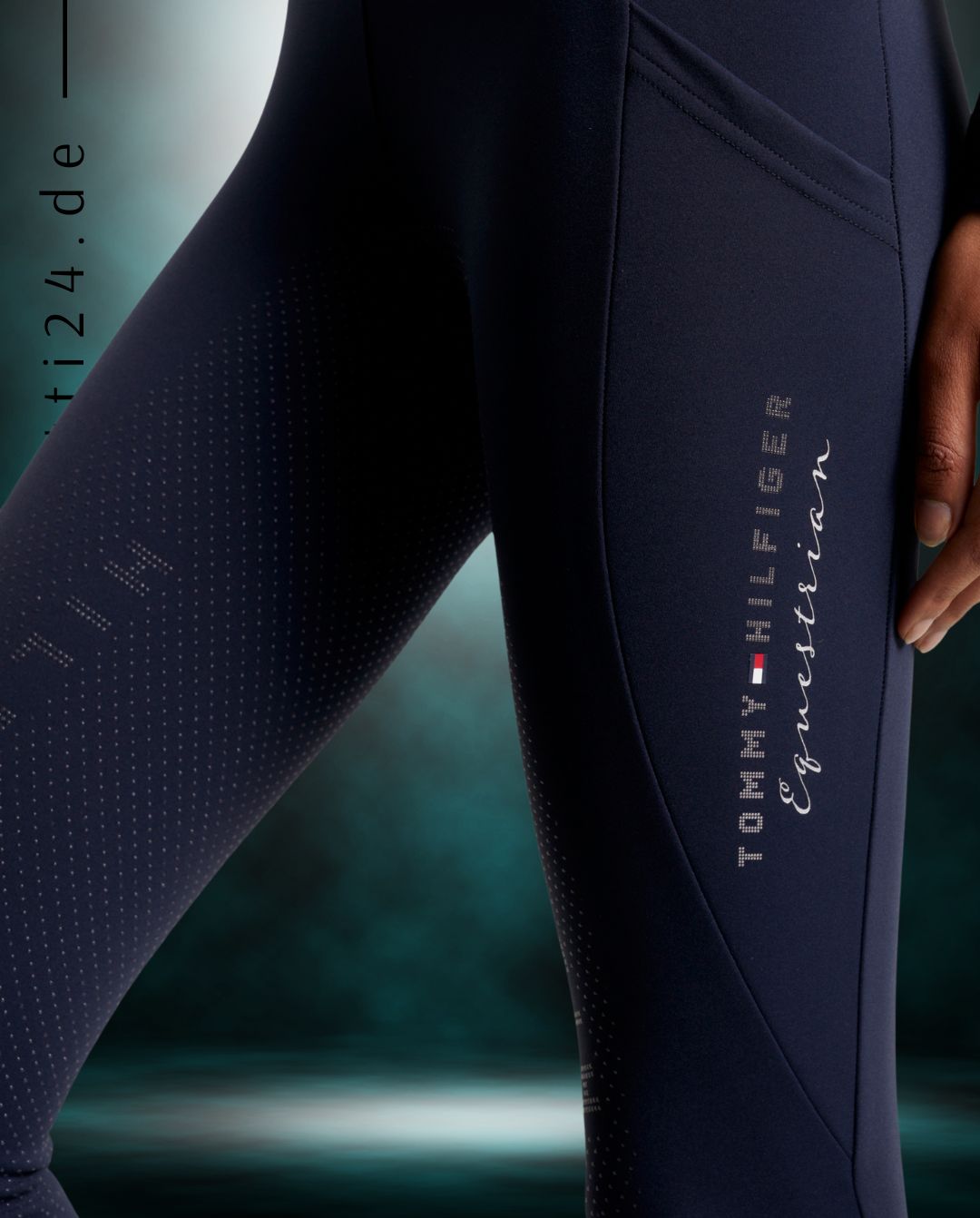 Damen-Reitleggings von Tommy Hilfiger mit der Bezeichnung "Monaco Fullgrip TH08WFLE463-004" in der Farbe Blau. Diese Reitleggings sind auf der Webseite www.hotti24.de erhältlich. Sie wurden speziell für Damen entworfen und verfügen über Fullgrip-Elemente, die zusätzlichen Halt während des Reitens bieten sollen.  Zusätzlich sind in der Datei Bilder der Reitleggings aus verschiedenen Blickwinkeln enthalten: von vorne, von der Seite und von hinten