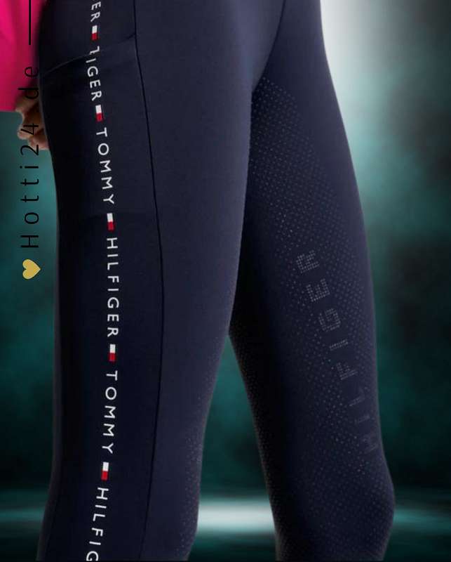 Die Tommy Hilfiger Damen Reitleggings Rome FullGrip TH08WFLE462-004 in Blau kannst du jetzt auf hotti24.de kaufen. Diese hochwertigen Reitleggings bietet nicht nur einen stylischen Look, sondern auch optimalen Halt im Sattel dank des FullGrip-Systems. Mit ihrem elastischen Material und der Bequeme Passform sorgt für Komfort beim Reiten. Hol dir jetzt diese tolle Reitleggings und genieße dein nächstes Reitabenteuer in Stil und Komfort! Erhältlich unter www.Hotti24.de 