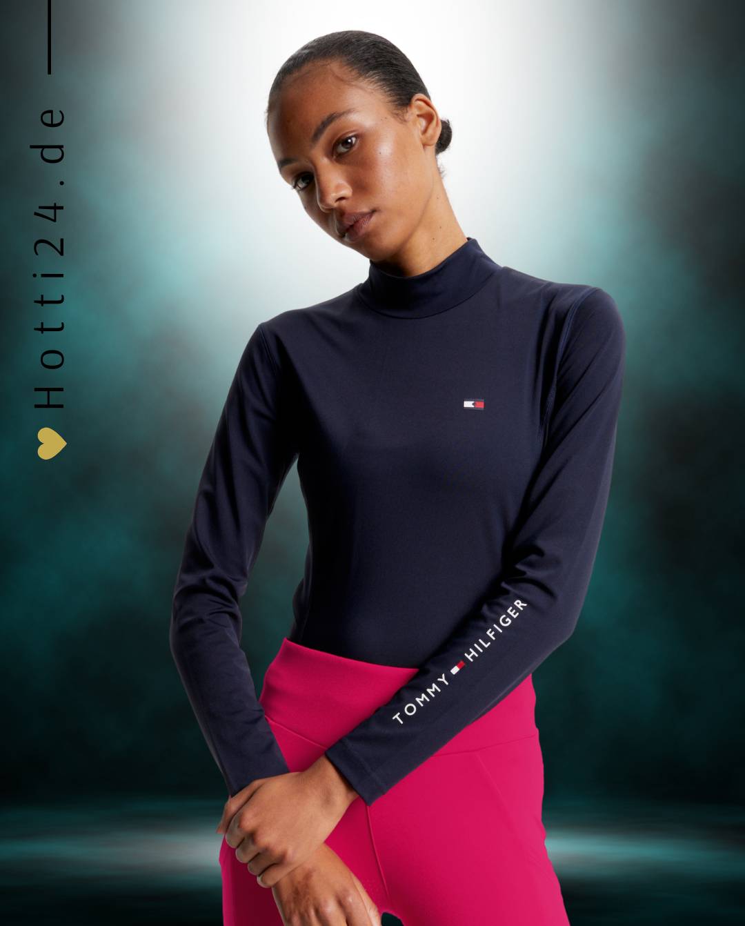 Damen-Trainingshirt von Tommy Hilfiger mit der Bezeichnung "Baselayer TH08WLST432-004" in der Farbe Blau. Dieses Trainingshirt ist auf der Webseite www.hotti24.de erhältlich. Es wurde speziell für Damen entworfen, um Stil und Komfort während sportlicher Aktivitäten zu bieten.  Zusätzlich sind in der Datei Bilder des Trainingsshirts aus verschiedenen Blickwinkeln enthalten: von vorne, von der Seite und von hinten