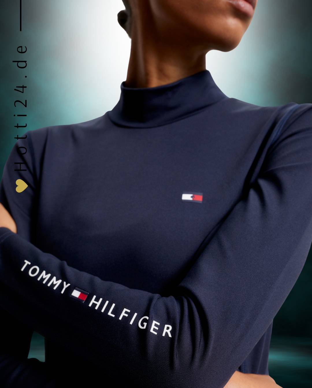 Damen-Trainingshirt von Tommy Hilfiger mit der Bezeichnung "Baselayer TH08WLST432-004" in der Farbe Blau. Dieses Trainingshirt ist auf der Webseite www.hotti24.de erhältlich. Es wurde speziell für Damen entworfen, um Stil und Komfort während sportlicher Aktivitäten zu bieten.  Zusätzlich sind in der Datei Bilder des Trainingsshirts aus verschiedenen Blickwinkeln enthalten: von vorne, von der Seite und von hinten