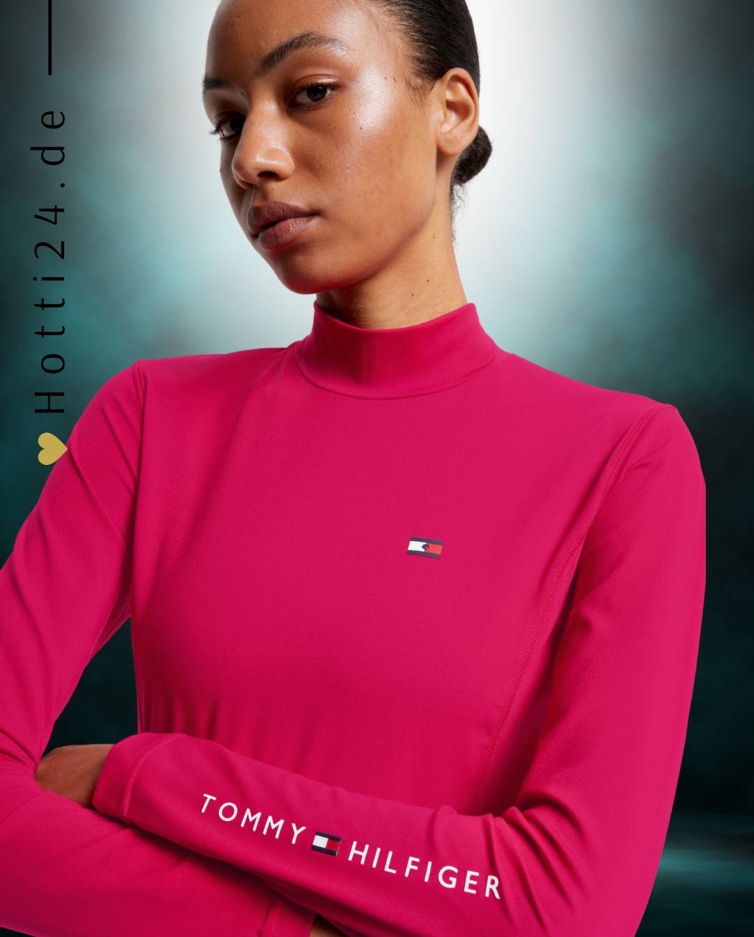 Damen-Trainingshirt von Tommy Hilfiger mit der Bezeichnung "Baselayer TH08WLST432-040" in der Farbe Pink. Dieses Trainingshirt ist auf der Webseite www.hotti24.de erhältlich. Es wurde speziell für Damen entworfen, um Stil und Komfort während sportlicher Aktivitäten zu bieten.  Zusätzlich sind in der Datei Bilder des Trainingsshirts aus verschiedenen Blickwinkeln enthalten: von vorne, von der Seite und von hinten