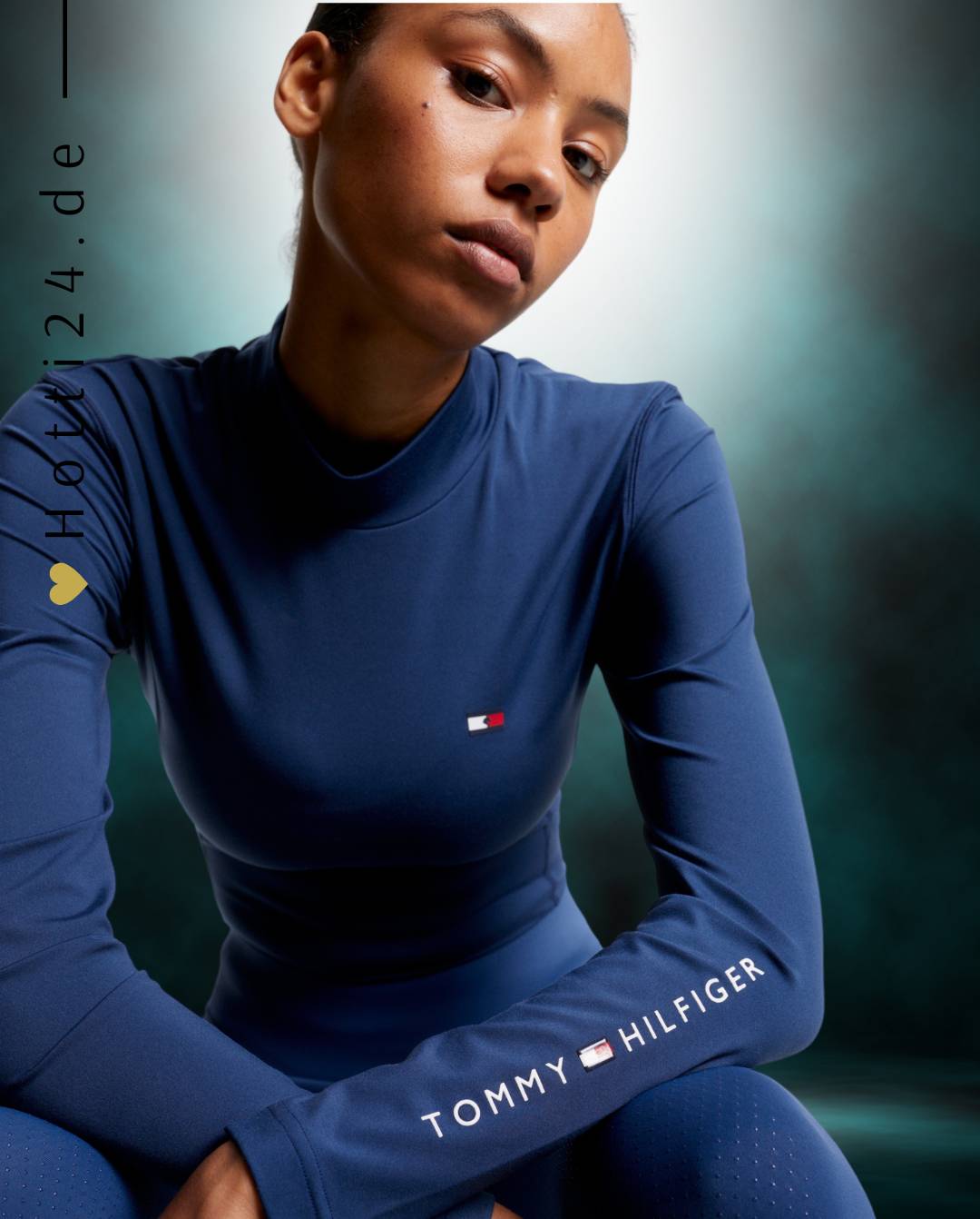 Damen-Trainingshirt von Tommy Hilfiger mit der Bezeichnung "Baselayer TH08WLST432-041" in der Farbe Blau. Dieses Trainingshirt ist auf der Webseite www.hotti24.de erhältlich. Es wurde speziell für Damen entworfen, um Stil und Komfort während sportlicher Aktivitäten zu bieten.  Zusätzlich sind in der Datei Bilder des Trainingsshirts aus verschiedenen Blickwinkeln enthalten: von vorne, von der Seite und von hinten.