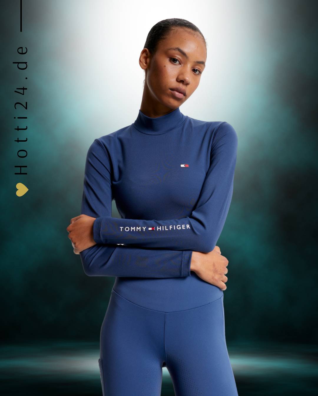 Damen-Trainingshirt von Tommy Hilfiger mit der Bezeichnung "Baselayer TH08WLST432-041" in der Farbe Blau. Dieses Trainingshirt ist auf der Webseite www.hotti24.de erhältlich. Es wurde speziell für Damen entworfen, um Stil und Komfort während sportlicher Aktivitäten zu bieten.  Zusätzlich sind in der Datei Bilder des Trainingsshirts aus verschiedenen Blickwinkeln enthalten: von vorne, von der Seite und von hinten.