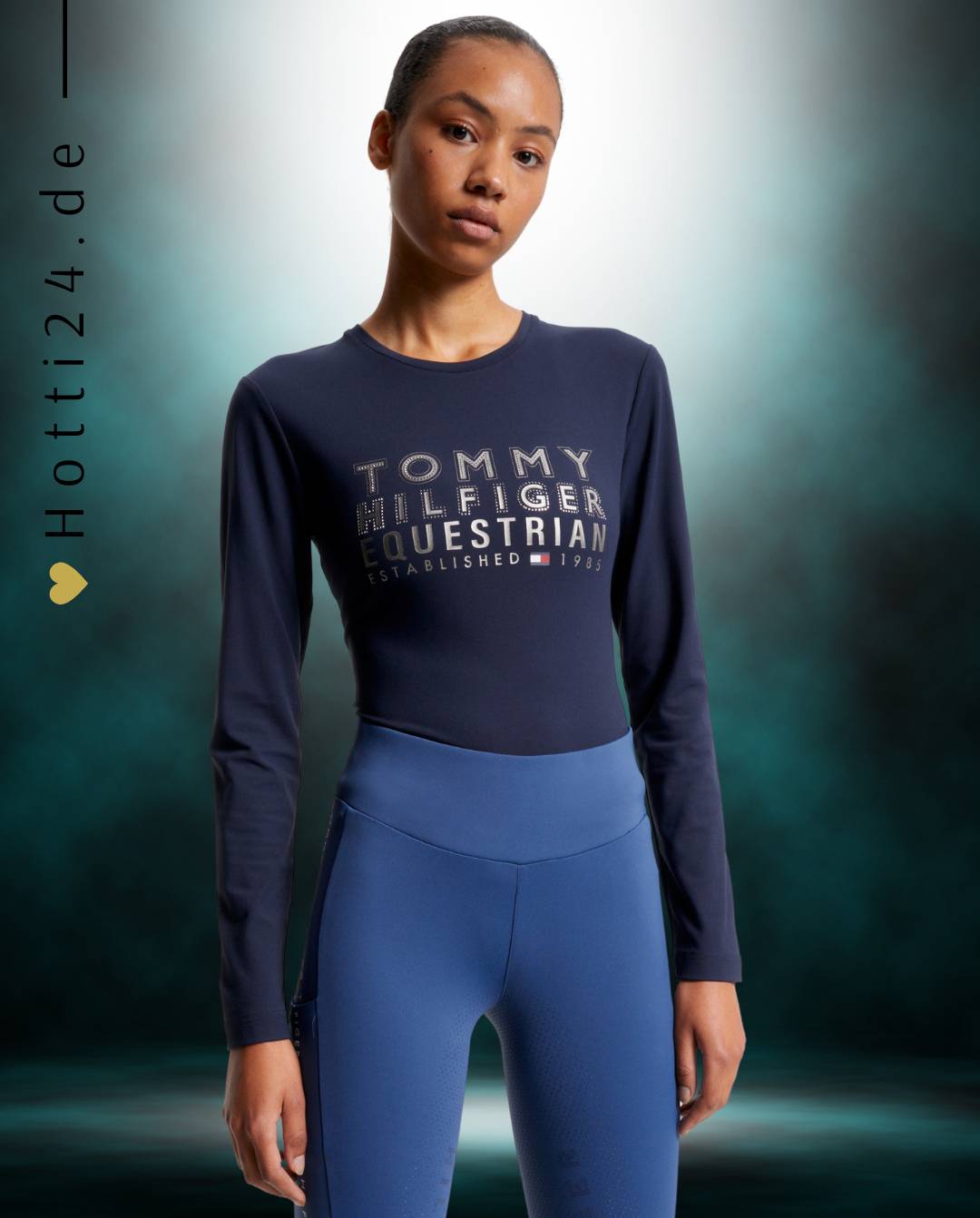 Damen-Trainingshirt von Tommy Hilfiger mit der Bezeichnung "Paris TH08WLST430-004" in der Farbe Blau. Dieses Trainingshirt ist auf der Webseite www.hotti24.de erhältlich. Es wurde speziell für Damen entworfen, um Stil und Komfort während sportlicher Aktivitäten zu bieten.  Zusätzlich sind in der Datei Bilder des Trainingsshirts aus verschiedenen Blickwinkeln enthalten: von vorne, von der Seite und von hinten. 