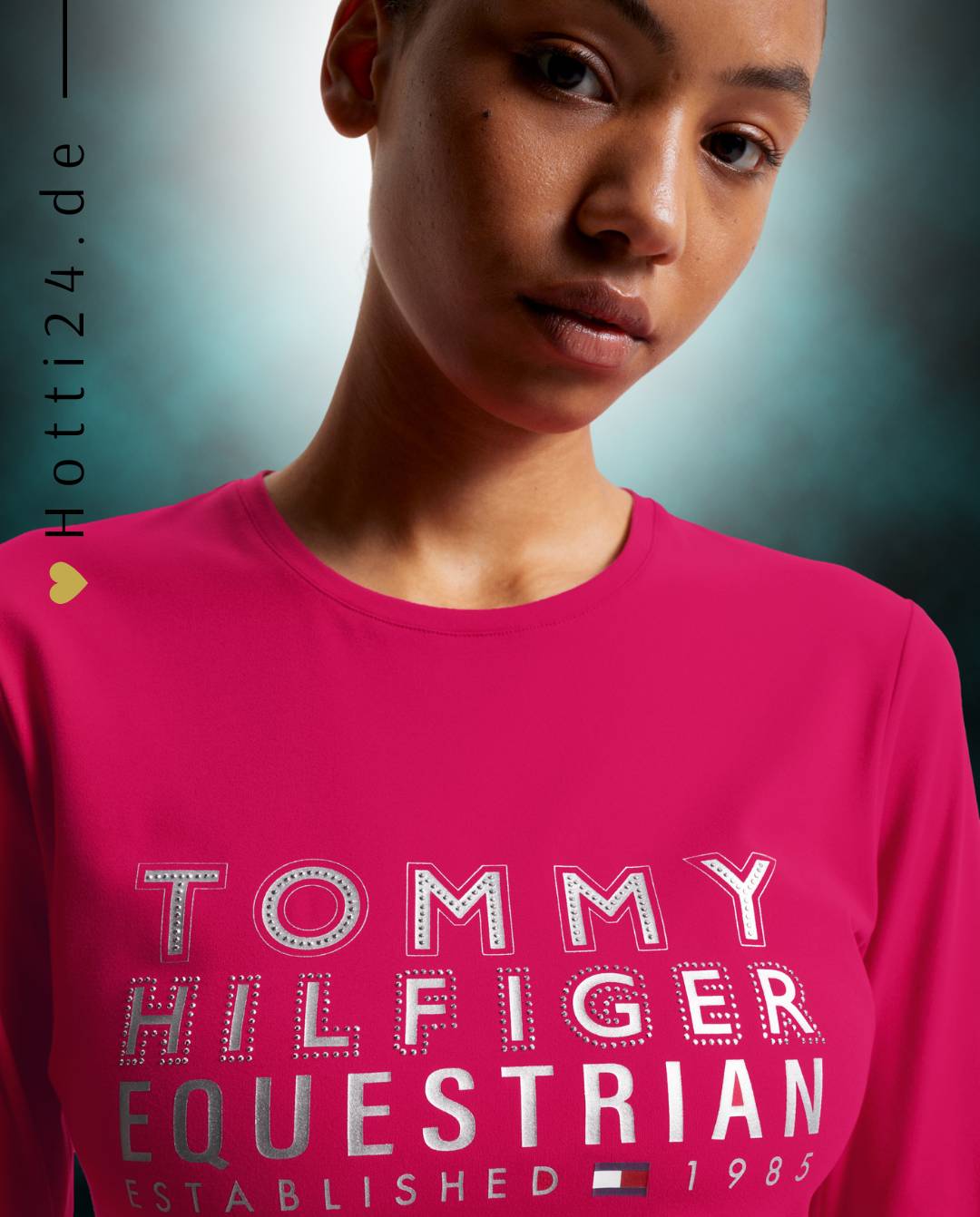 Damen-Trainingshirt von Tommy Hilfiger mit der Bezeichnung "Paris TH08WLST430-040" in der Farbe Pink. Dieses Trainingshirt ist auf der Webseite www.hotti24.de erhältlich. Es wurde speziell für Damen entworfen, um Stil und Komfort während sportlicher Aktivitäten zu bieten.  Zusätzlich sind in der Datei Bilder des Trainingsshirts aus verschiedenen Blickwinkeln enthalten: von vorne, von der Seite und von hinten