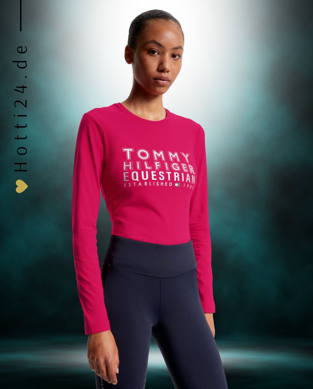 Damen-Trainingshirt von Tommy Hilfiger mit der Bezeichnung "Paris TH08WLST430-040" in der Farbe Pink. Dieses Trainingshirt ist auf der Webseite www.hotti24.de erhältlich. Es wurde speziell für Damen entworfen, um Stil und Komfort während sportlicher Aktivitäten zu bieten.  Zusätzlich sind in der Datei Bilder des Trainingsshirts aus verschiedenen Blickwinkeln enthalten: von vorne, von der Seite und von hinten