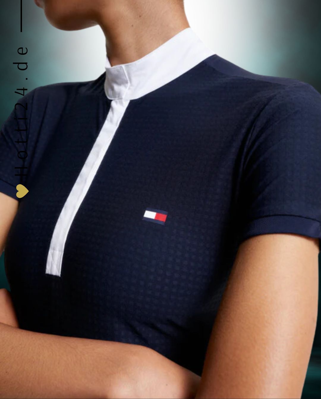 Tommy Hilfiger Equestrian® »Damen Turniershirt Chelsea Blau, aus einem 4-Wege-Stretchmaterial mit dezenter Textur, das Sie kühl und trocken hält, wenn es darauf ankommt, und einem schicken Stehkragen mit Druckknopfverschluss Artikelnummer th13wsss678-004 erhältlich bei www.Hotti24.de