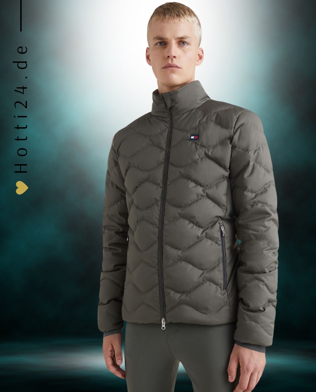 Tommy Hilfiger Equestrian® - Herren Jacke Daunen Grün, bietet alles, mit 2 Weg Reißverschluss vorne, gefüllt mit 100% recycelter Daune und Federn. Wasserabweisendes Außen Material, abnehmbare Kapuze, zwei Reißverschluss Taschen Artikelnummer TH10138-025 erhältlich bei www.Hotti24.de