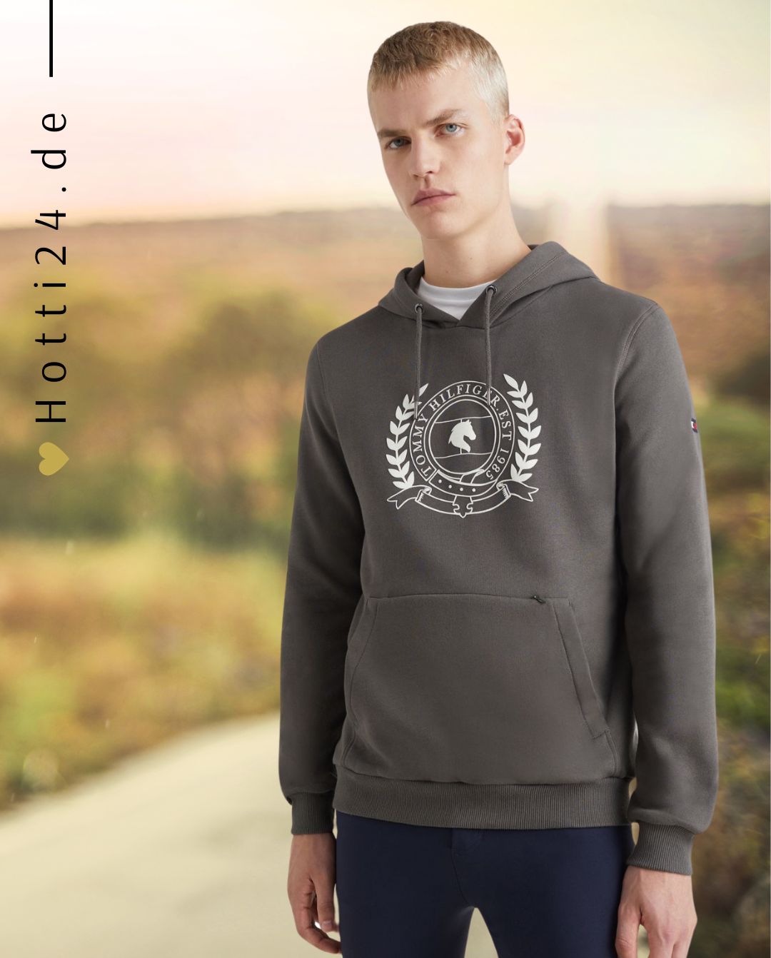 Tommy Hilfiger Equestrian® »Herren Hoodie Grün, mit aufgerauhter Innenseite. Ripp-Bündchen an Ärmelabschlüssen und Saum, Kapuze mit runden Kordeln mit Metalkordelenden. Kangaroo-Tasche mit versteckter Reissverschlusstasche, Logo Flock-Druck Artikelnummer TH10135-025 erhältlich bei www.Hotti24.de