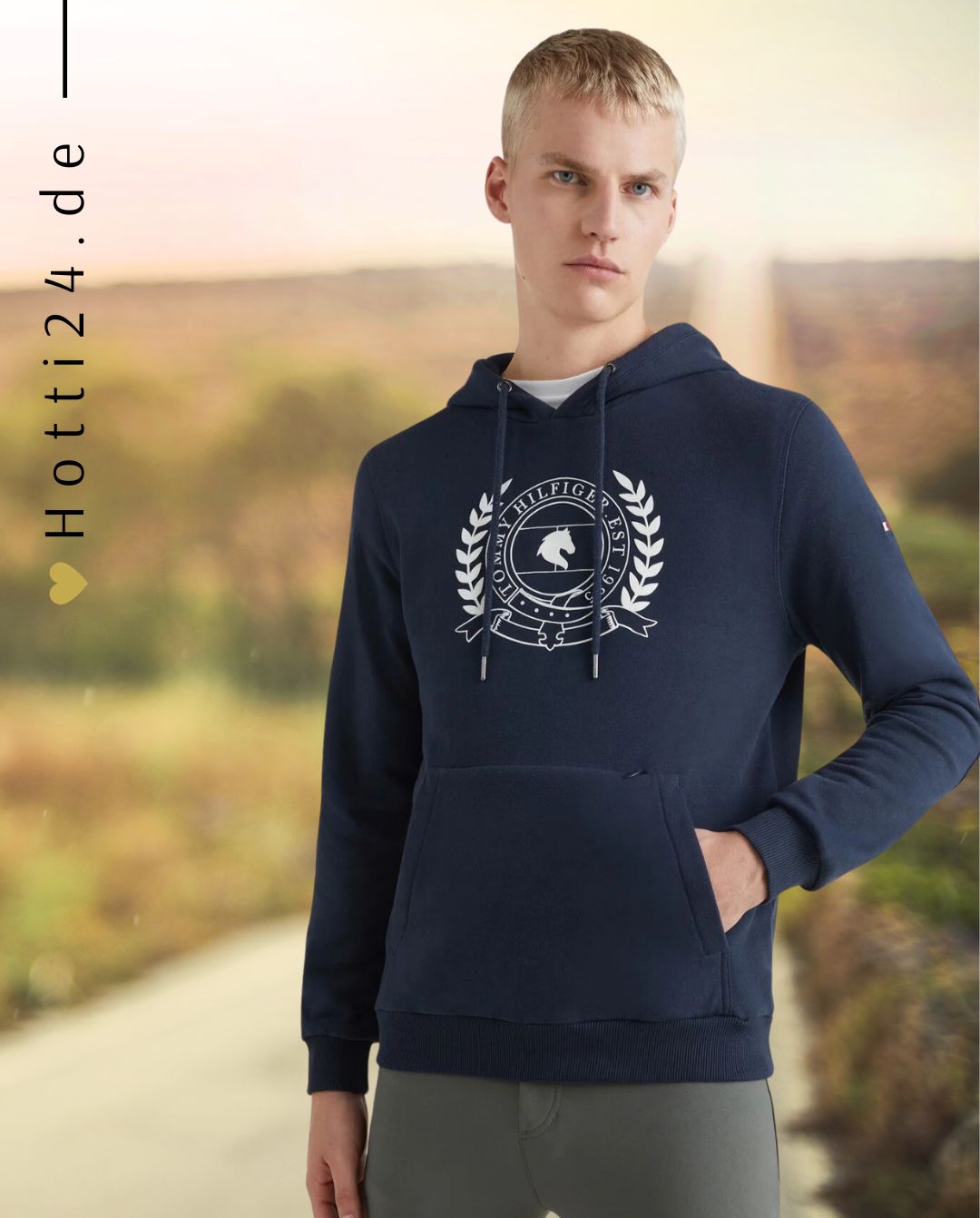 Tommy Hilfiger Equestrian® »Herren Hoodie Blau, mit aufgerauhter Innenseite. Ripp-Bündchen an Ärmelabschlüssen und Saum, Kapuze mit runden Kordeln mit Metalkordelenden. Kangaroo-Tasche mit versteckter Reissverschlusstasche, Logo Flock-Druck Artikelnummer TH10135-004 erhältlich bei www.Hotti24.de