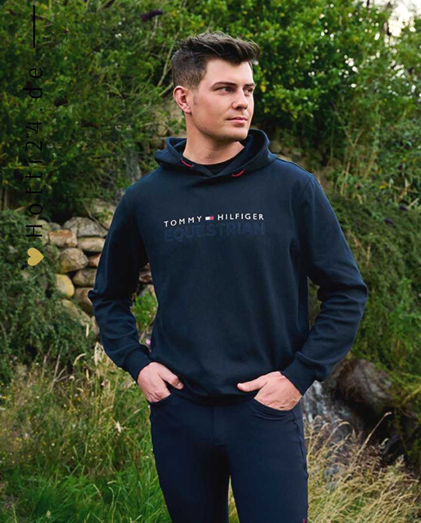 Erwerben Sie den Tommy Hilfiger Herren Hoodie London mit der Artikelnummer TH08MHOO474 in der Farbe Schwarz. Dieser stilvolle Hoodie vereint Komfort und Mode auf elegante Weise. Die Bilder zeigen das Modell von vorne, von der Seite und von hinten, um Ihnen einen umfassenden Eindruck zu vermitteln. Besuchen Sie die Webseite www.hotti24.de