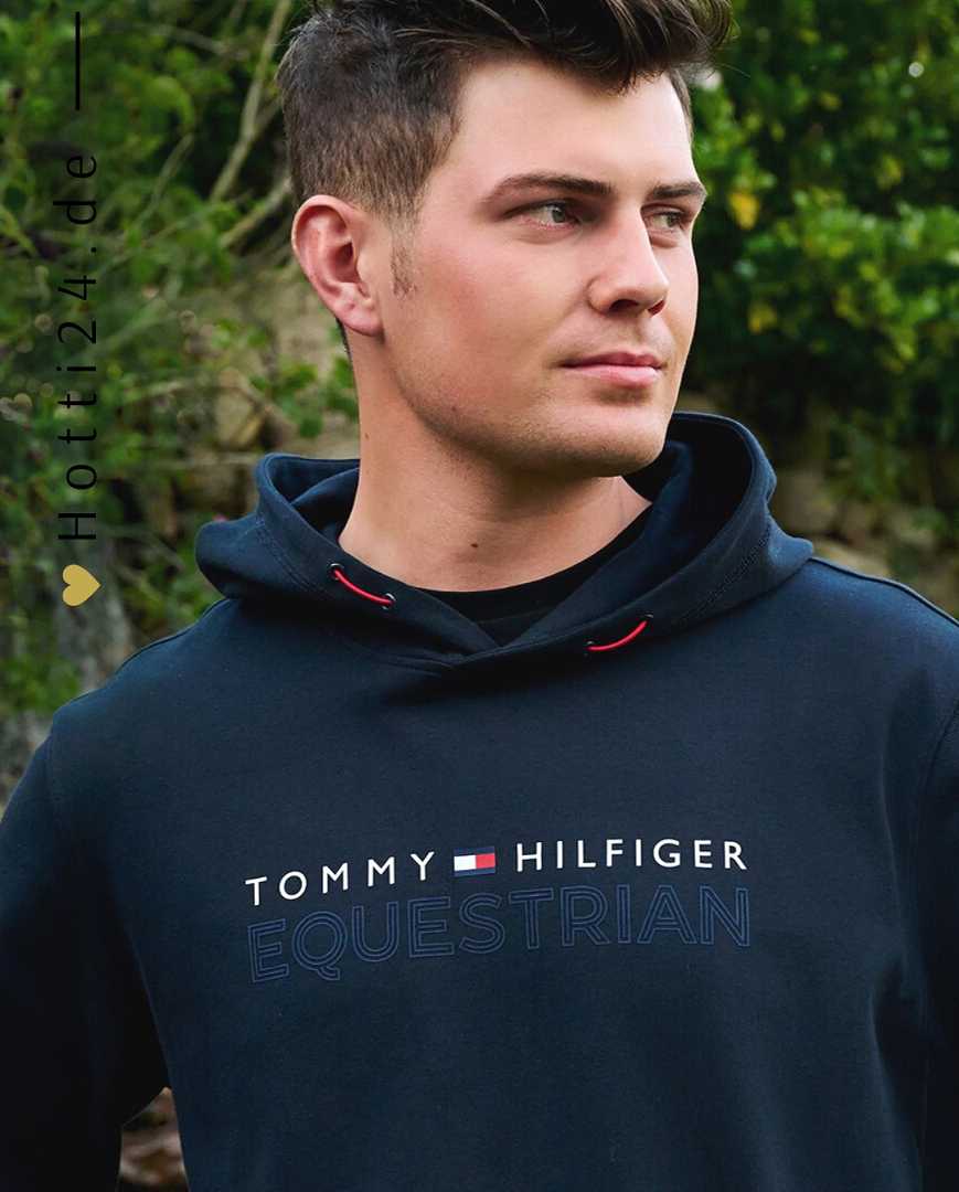 Erwerben Sie den Tommy Hilfiger Herren Hoodie London mit der Artikelnummer TH08MHOO474 in der Farbe Schwarz. Dieser stilvolle Hoodie vereint Komfort und Mode auf elegante Weise. Die Bilder zeigen das Modell von vorne, von der Seite und von hinten, um Ihnen einen umfassenden Eindruck zu vermitteln. Besuchen Sie die Webseite www.hotti24.de