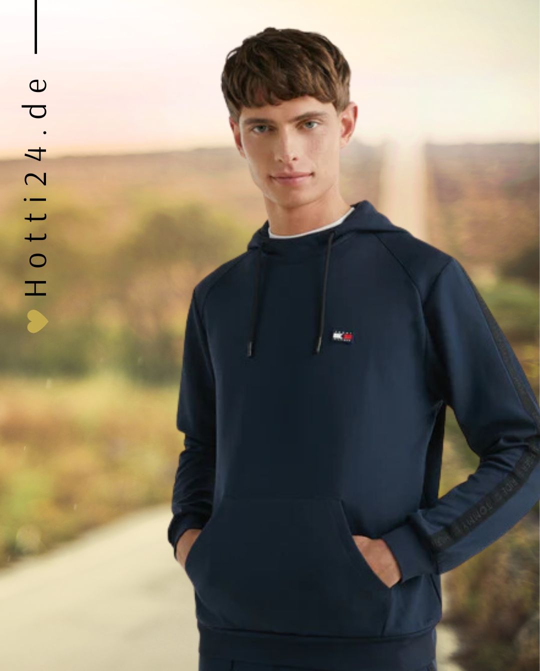 Tommy Hilfiger Equestrian® »Herren Hoodie Blau, mit Kängurutasche, Kapuze mit Kordel und gummiertem Kordelverschluss. Mit tonal bedruckten elastischen Ärmeln von Tommy Hilfiger und Silikon-Flaggenetikett auf der linken Brust Artikelnummer th07mhoo301-004 erhältlich bei www.Hotti24.de