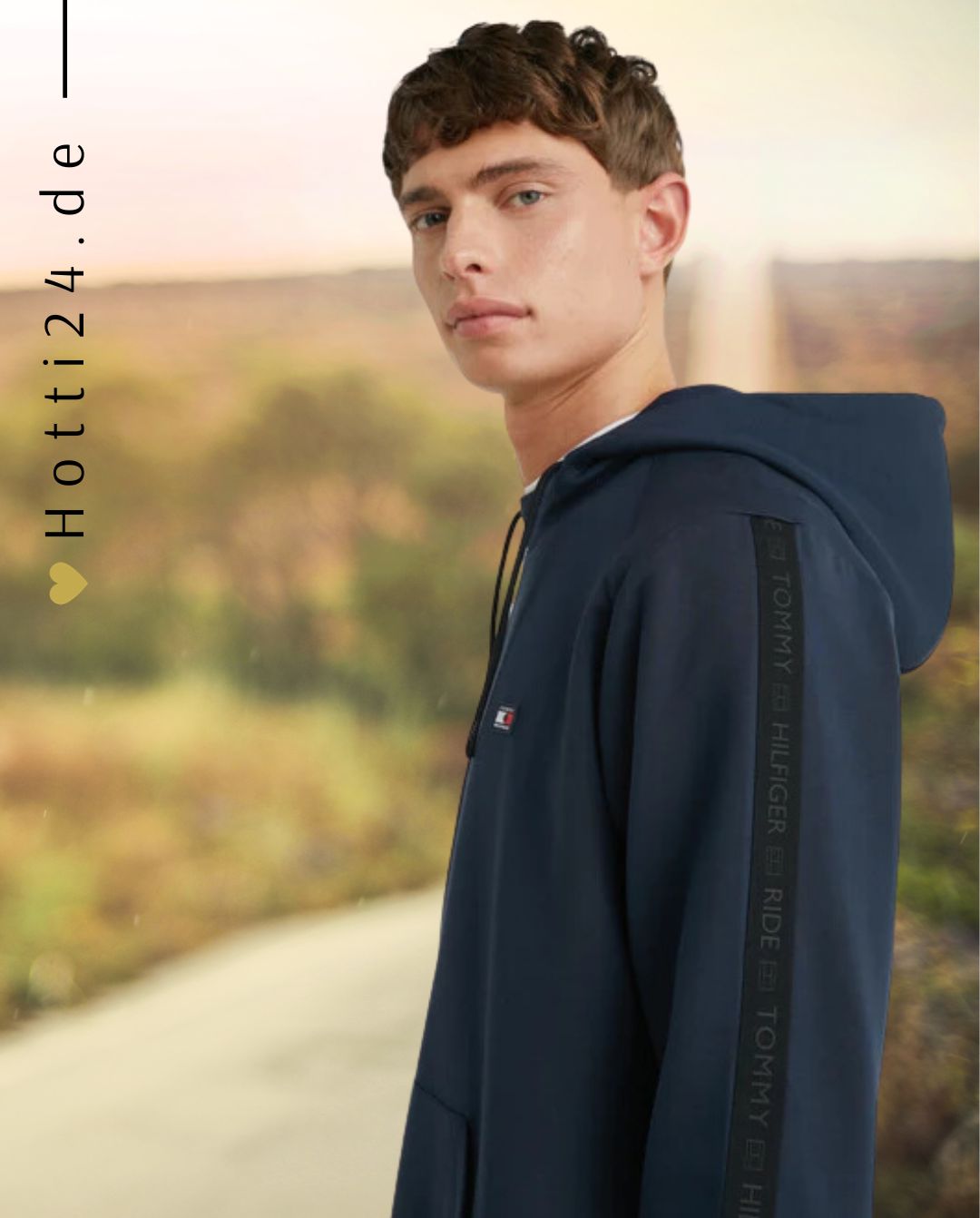 Tommy Hilfiger Equestrian® »Herren Hoodie Blau, mit Kängurutasche, Kapuze mit Kordel und gummiertem Kordelverschluss. Mit tonal bedruckten elastischen Ärmeln von Tommy Hilfiger und Silikon-Flaggenetikett auf der linken Brust Artikelnummer th07mhoo301-004 erhältlich bei www.Hotti24.de