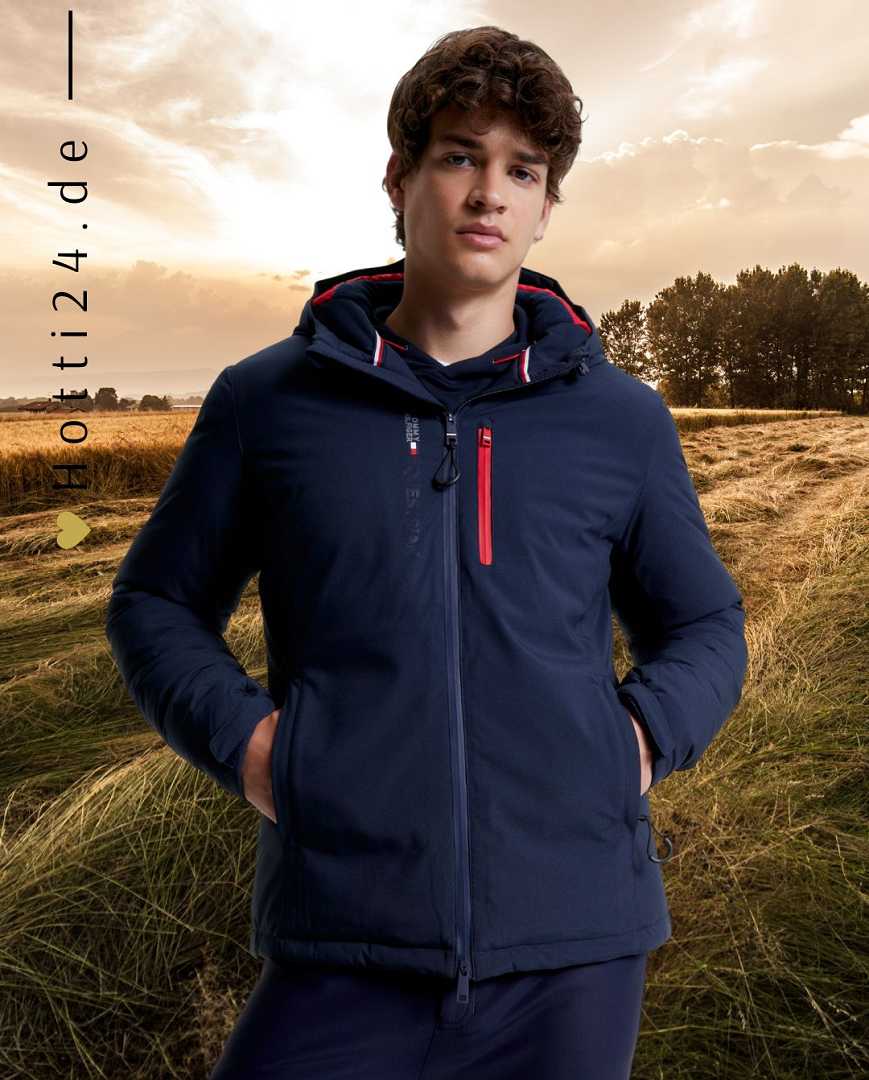 Herren-Winterjacke von Tommy Hilfiger mit dem Namen "London TH08MJAC485-004" in der Farbe Blau. Diese Winterjacke ist auf der Website www.hotti24.de erhältlich. Die Jacke wurde entwickelt, um Wärme und Stil zu bieten, insbesondere in kalten Witterungsbedingungen.  In der Datei sind Bilder der Winterjacke aus verschiedenen Blickwinkeln enthalten, darunter die Vorderseite, die Seite und die Rückseite. 